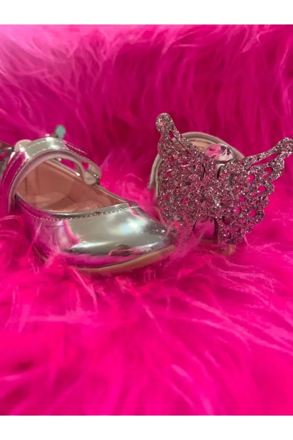 کفش دخترانه پاشنه کوتاه با آینه و زبانه پروانه‌ای نقره‌ای براق - 5850