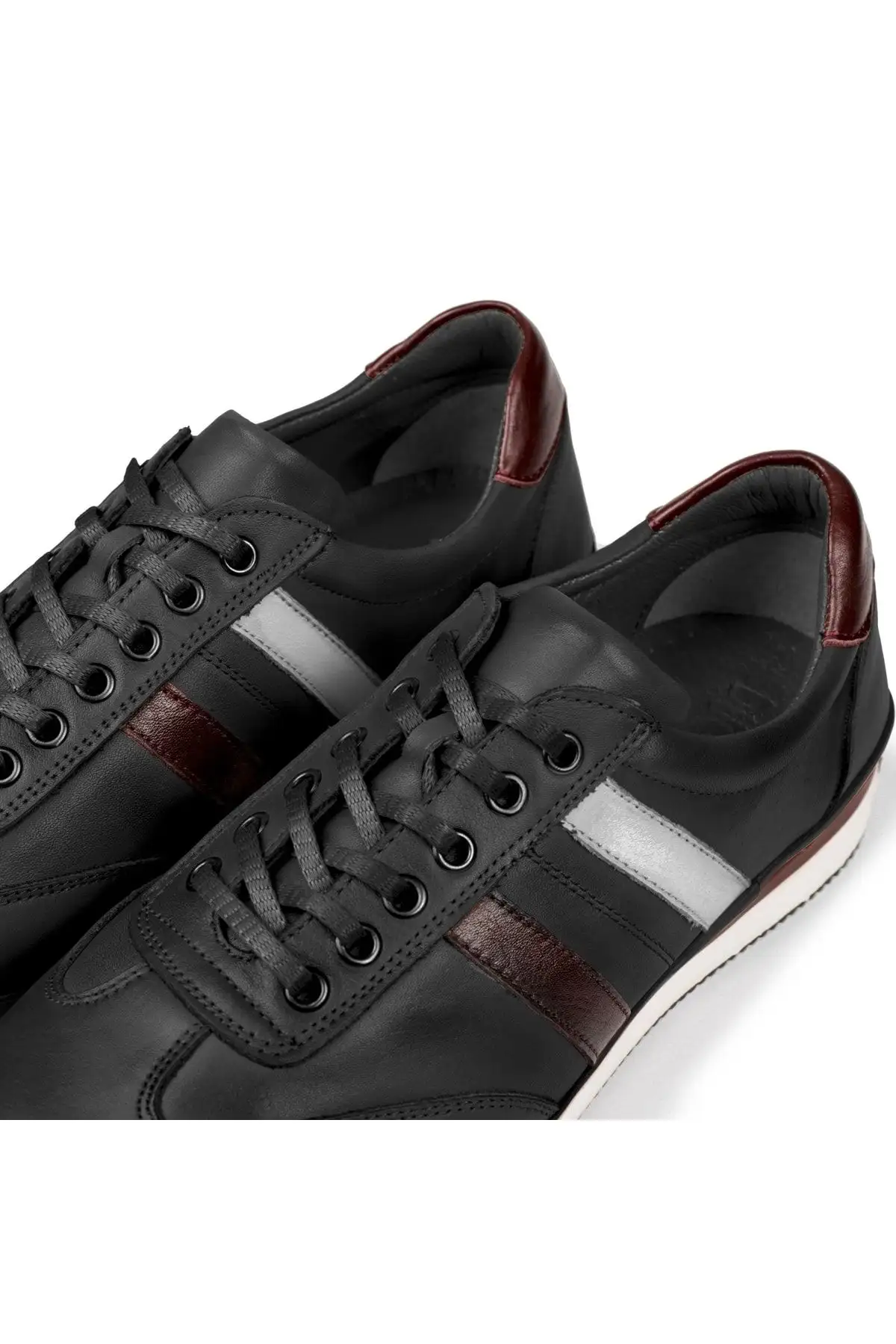 کفش سایز بزرگ مردانه محصولات به شرح زیر به فارسی ترجمه می‌شوند: - روزمره چرم طبیعی دینامیک - کژوال - 100% چرم - چهار فصل - 5654