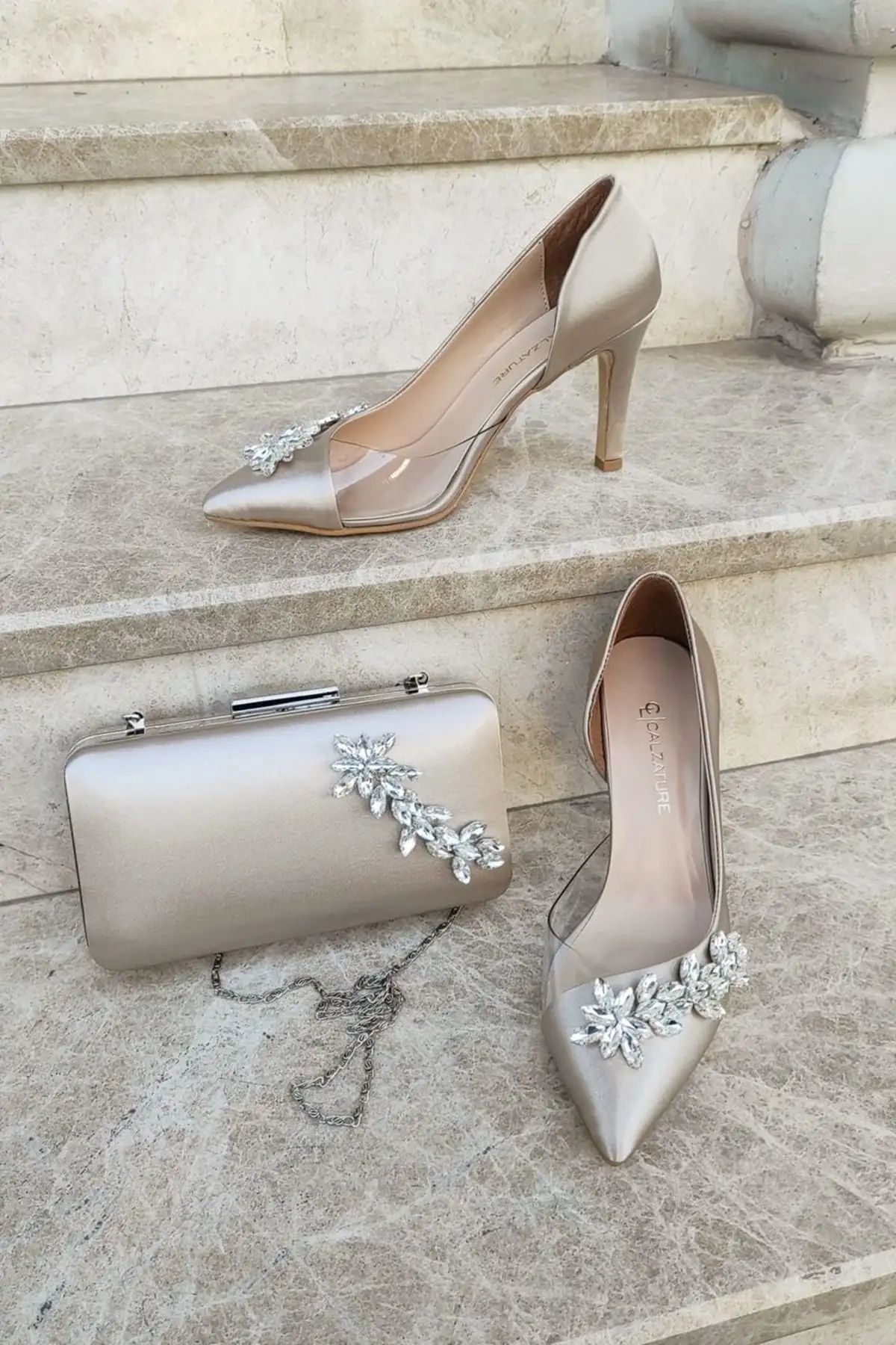 کفش مجلسی زنانه ست کیف و  سزن،  پاشنهبلند استiletto  با زیره شفاف و سنگدوزی ستارهای به ارتفاع 9 سانتیمتر - 5681 کفش مجلسی زنانه ست کیف و سزن، پاشنهبلند استiletto با زیره شفاف و سنگدوزی ستارهای به ارتفاع 9 سانتیمتر - 5681