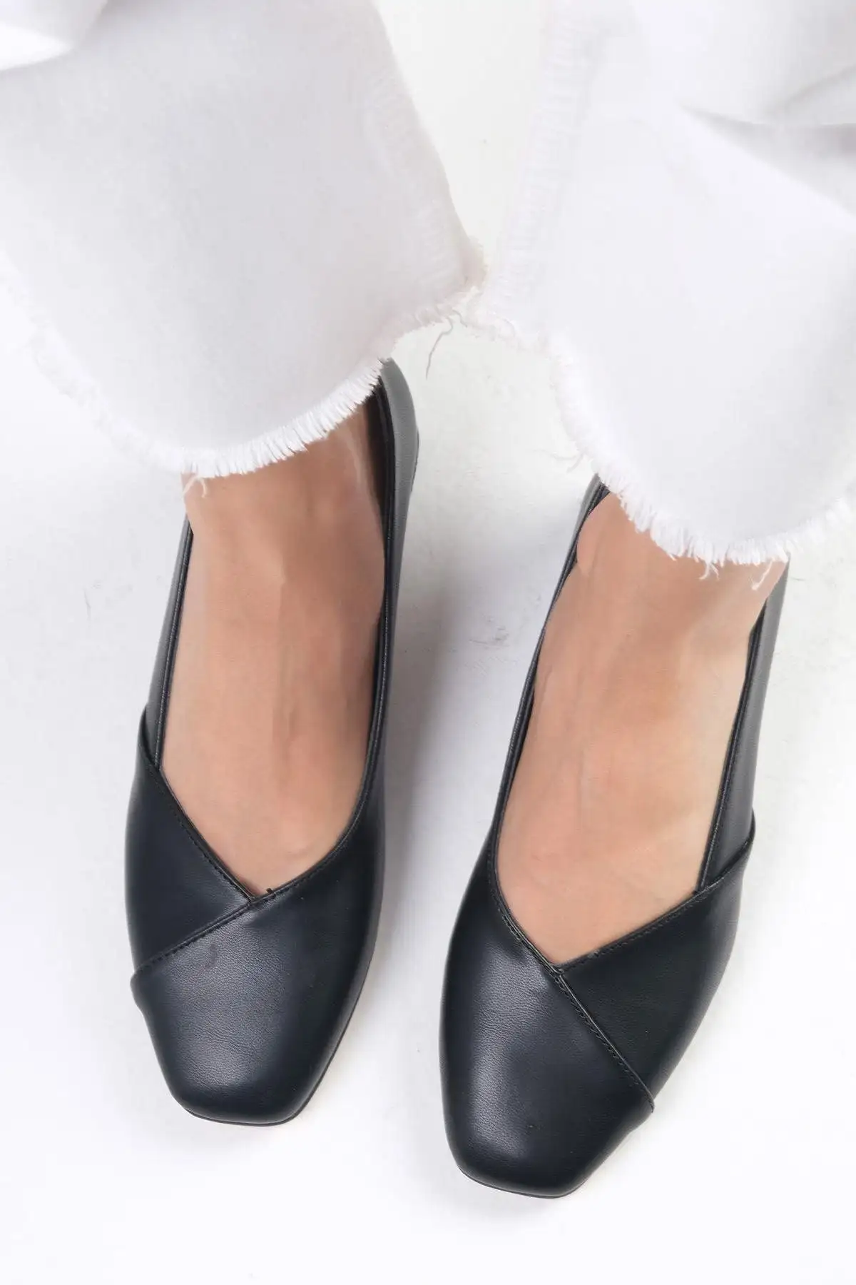 کفش پاشنه بلند زنانه   کوتاه پاشنه با نوک گرد Addison به رنگ سیاه - 6326 کفش پاشنه بلند زنانه کوتاه پاشنه با نوک گرد Addison به رنگ سیاه - 6326