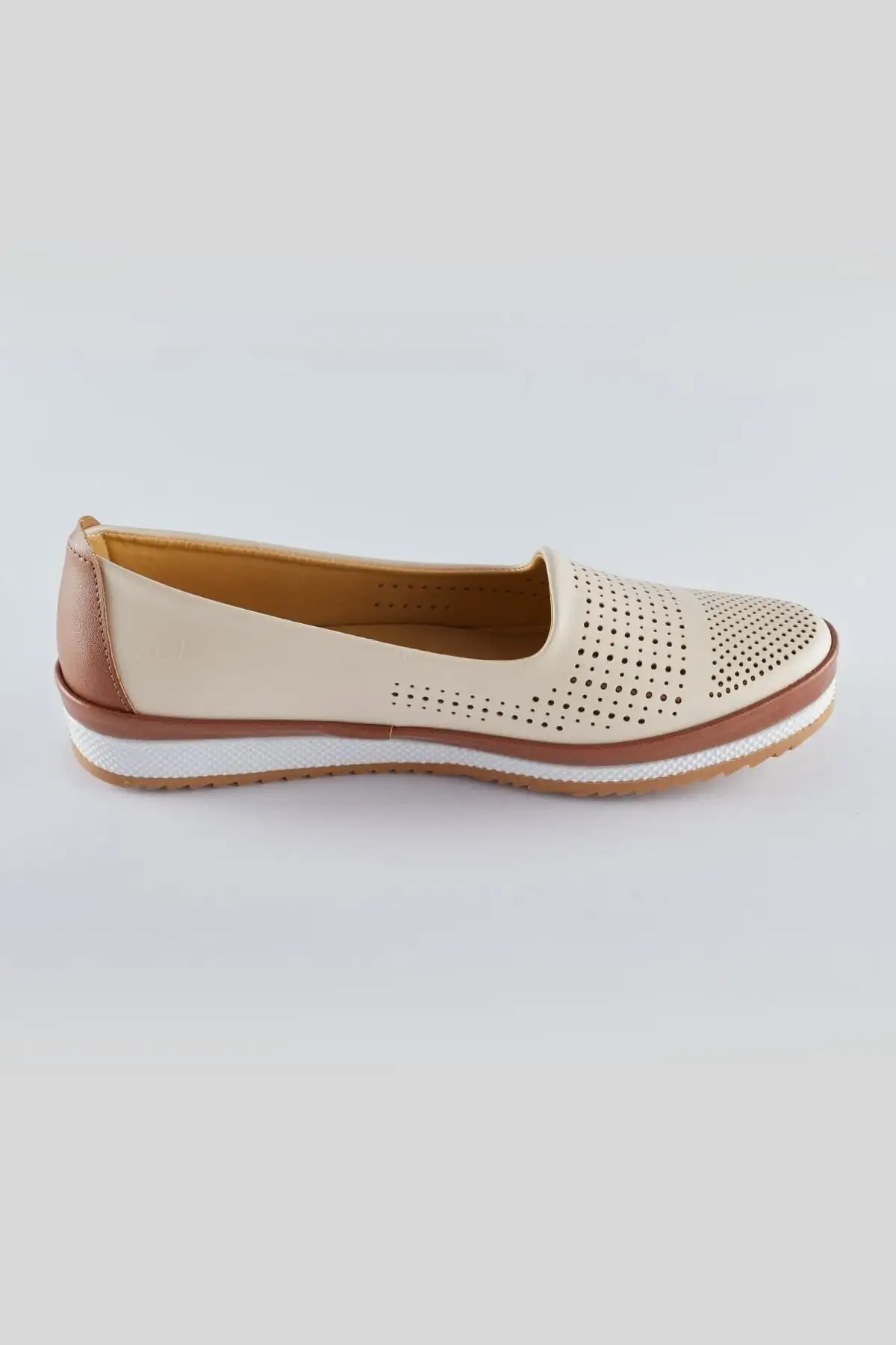 کفش ورزشی روزمره بابت تابستانی با کفی نرم و تمام اورتوپدیک رنگ بژ، بابت کلاسیک، و بابت مناسب مادران. - 6621 کفش ورزشی روزمره بابت تابستانی با کفی نرم و تمام اورتوپدیک رنگ بژ، بابت کلاسیک، و بابت مناسب مادران. - 6621