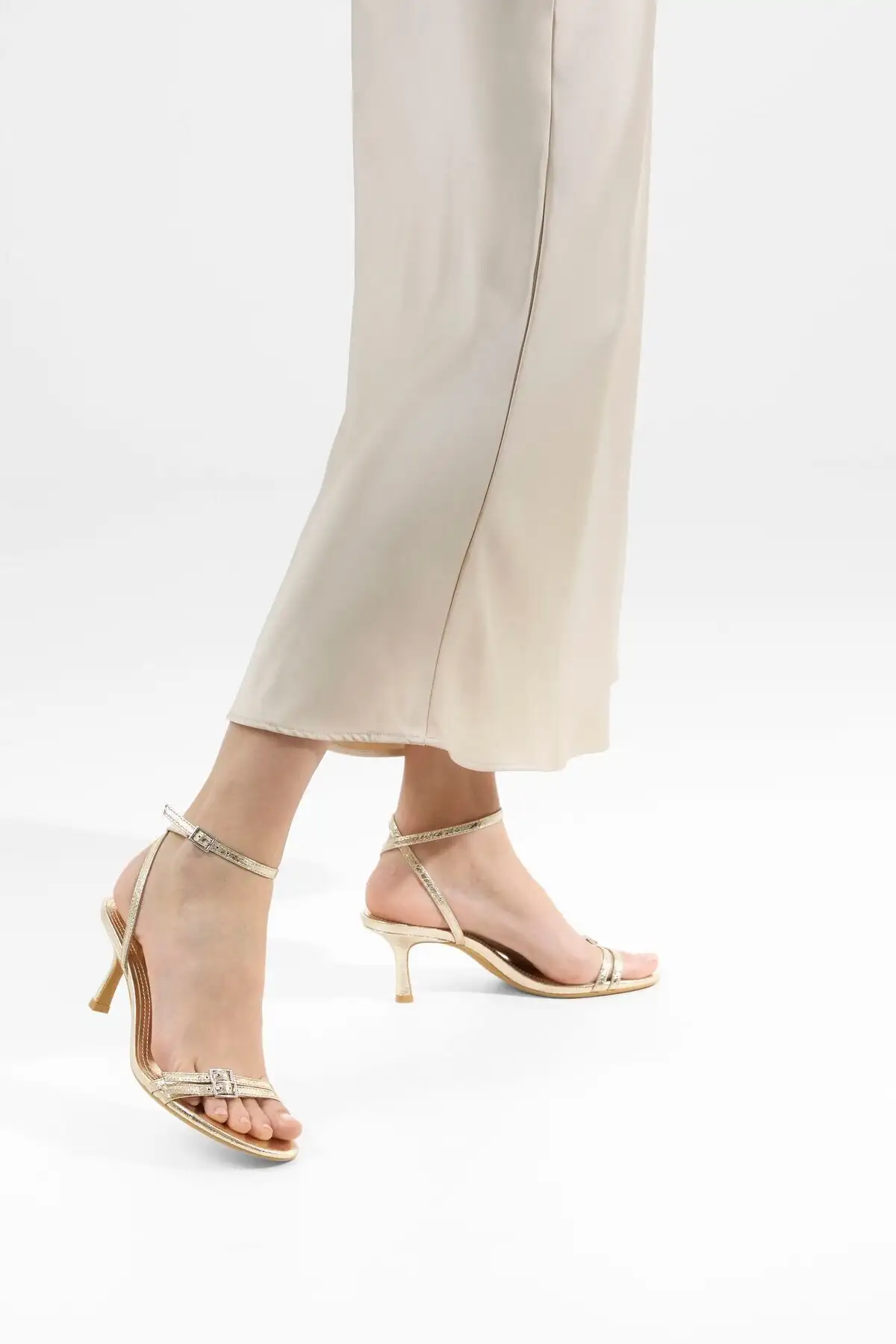 کفش صندل زنانه سندل پاشنهدار با بند نازک که به مچ پا بسته میشود. - 5980 کفش صندل زنانه سندل پاشنهدار با بند نازک که به مچ پا بسته میشود. - 5980