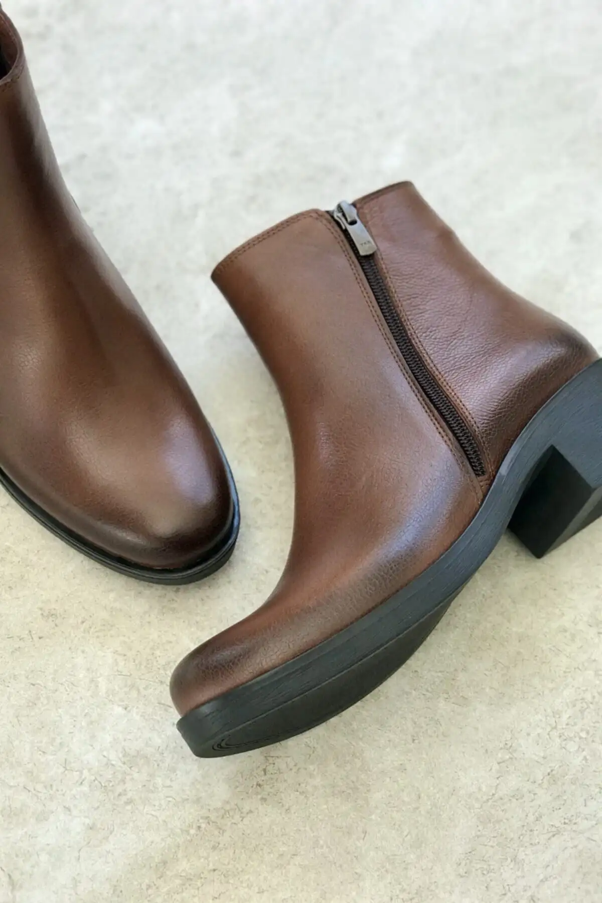 بوت و نیم بوت زنانه   ی  چرم طبیعی کرم - 6685 بوت و نیم بوت زنانه ی چرم طبیعی کرم - 6685