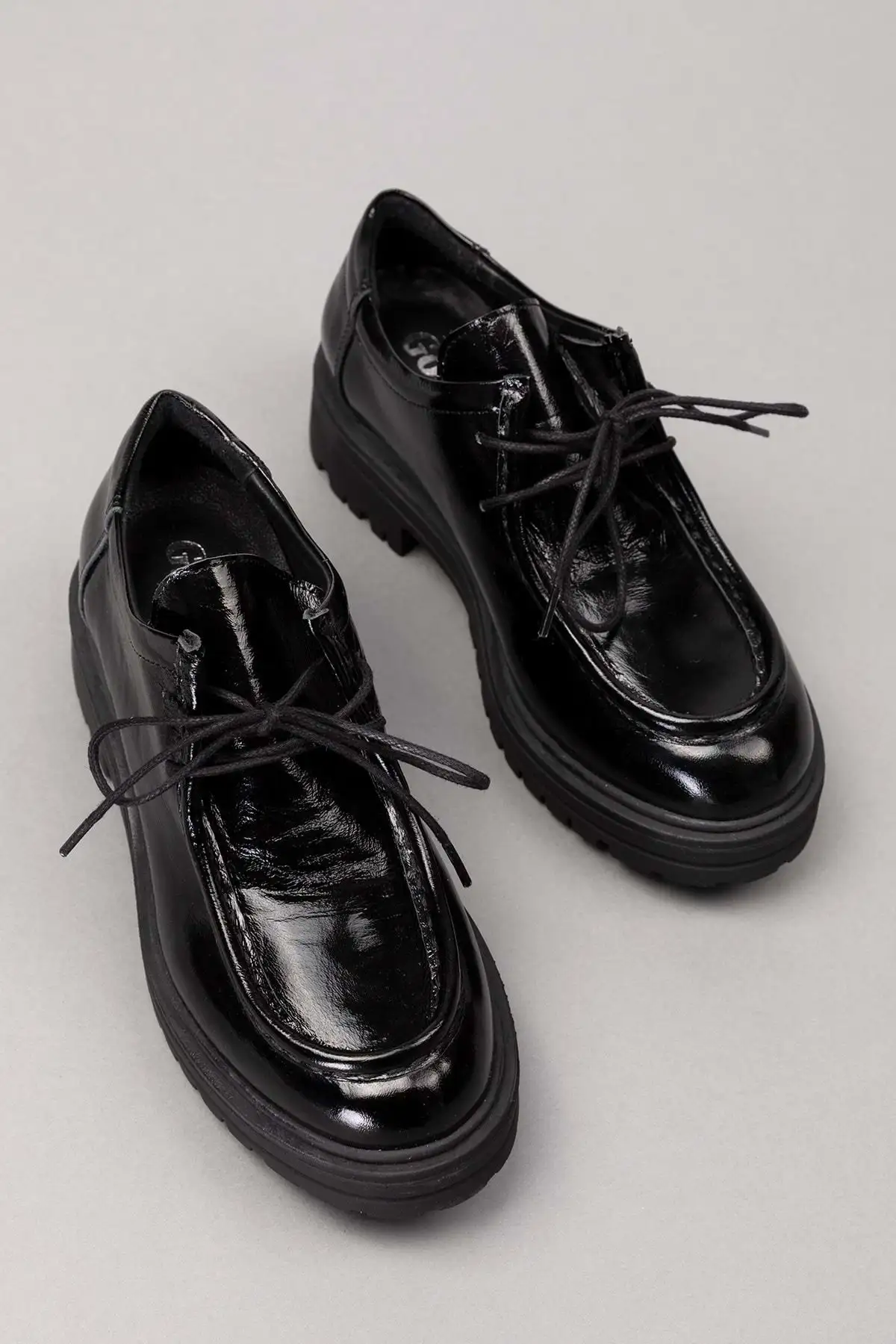 کفش اداری زنانه  آکسفورد سبک با زیره ضخیم از چرم طبیعی مدل 2420 رنگ مشکی لاکی - 6773 کفش اداری زنانه آکسفورد سبک با زیره ضخیم از چرم طبیعی مدل 2420 رنگ مشکی لاکی - 6773