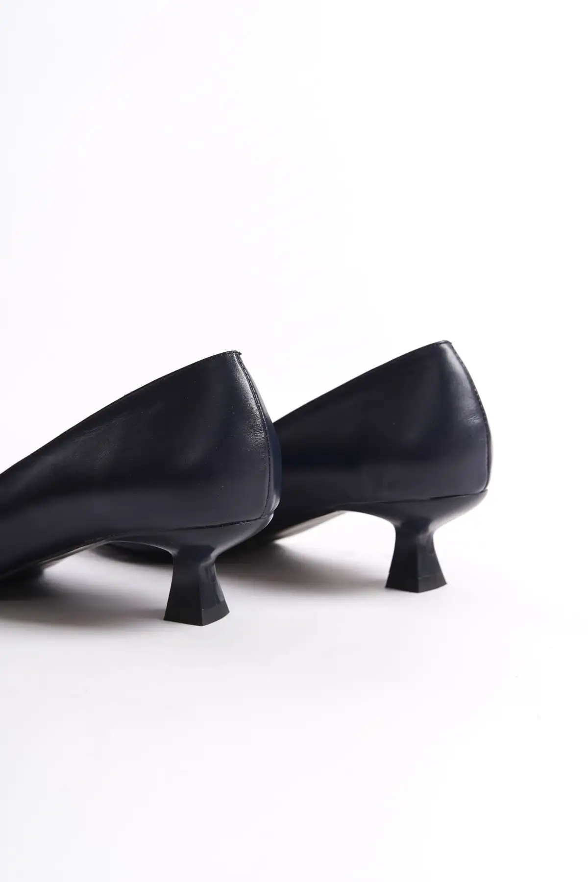 کفش اداری زنانه  پاشنه بلند  چرم اصل به رنگ سرمهای مدل Trc-63817 - 6265 کفش اداری زنانه پاشنه بلند چرم اصل به رنگ سرمهای مدل Trc-63817 - 6265