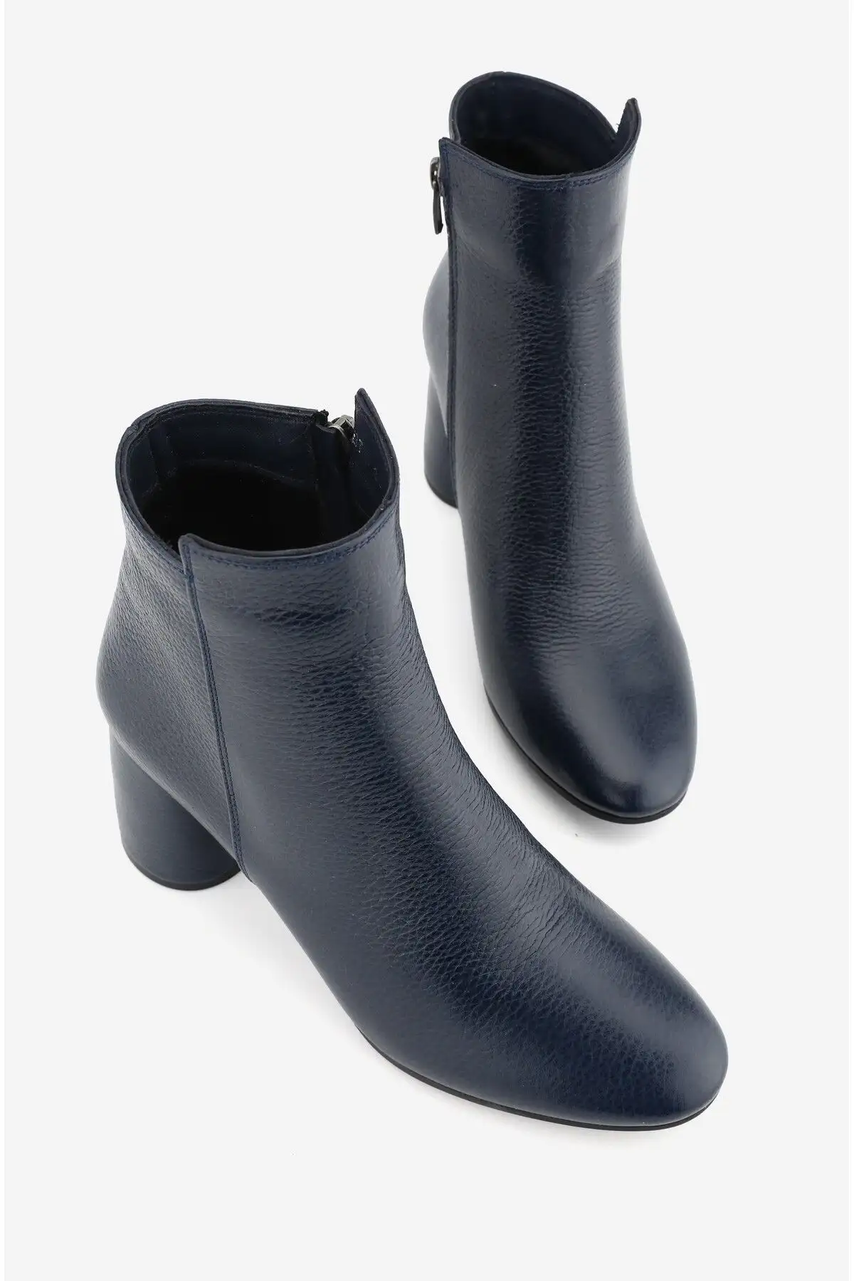 بوت و نیم بوت زنانه کفش چکمهای ساقدار با پاشنه کلفت از جنس چرم اقعی، به رنگ سرمهای، سایز ۳۶-۴۱ - 6692 بوت و نیم بوت زنانه کفش چکمهای ساقدار با پاشنه کلفت از جنس چرم اقعی، به رنگ سرمهای، سایز ۳۶-۴۱ - 6692