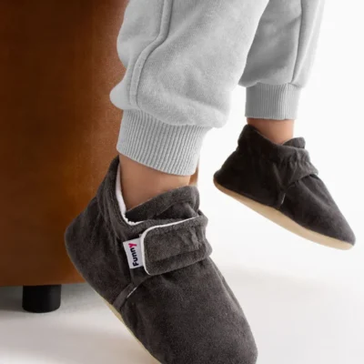 کفش نوزاد پسر پانداف راحت از جنس مخمل چیت‌دار با طراحی ارگونومیک و نرم، دارای کفی انعطاف‌پذیر و مخصوص، راحت و ارگانیک. - 6546