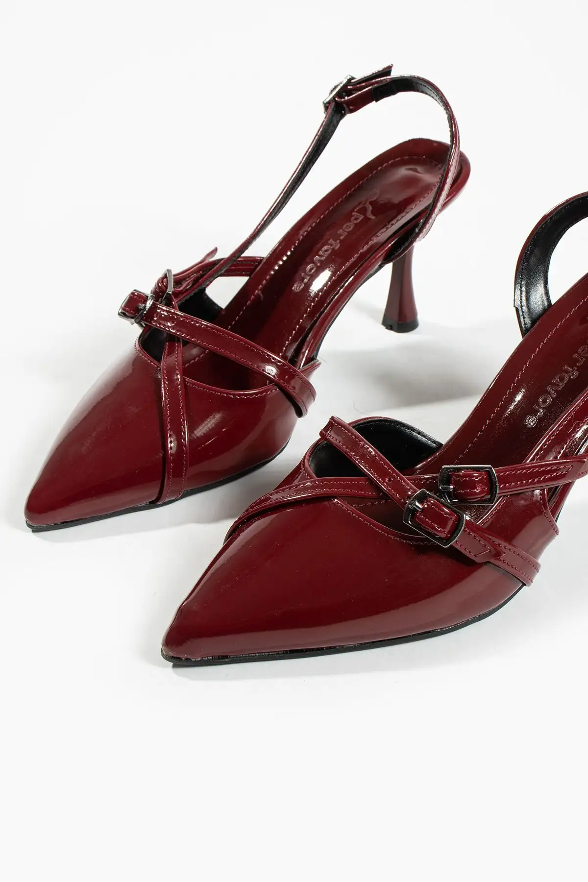 کفش پاشنه بلند زنانه دار چرم مصنوعی بوردو با دو بند و سگک نوک تیز رنگ گیلاس - 5764 کفش پاشنه بلند زنانه دار چرم مصنوعی بوردو با دو بند و سگک نوک تیز رنگ گیلاس - 5764