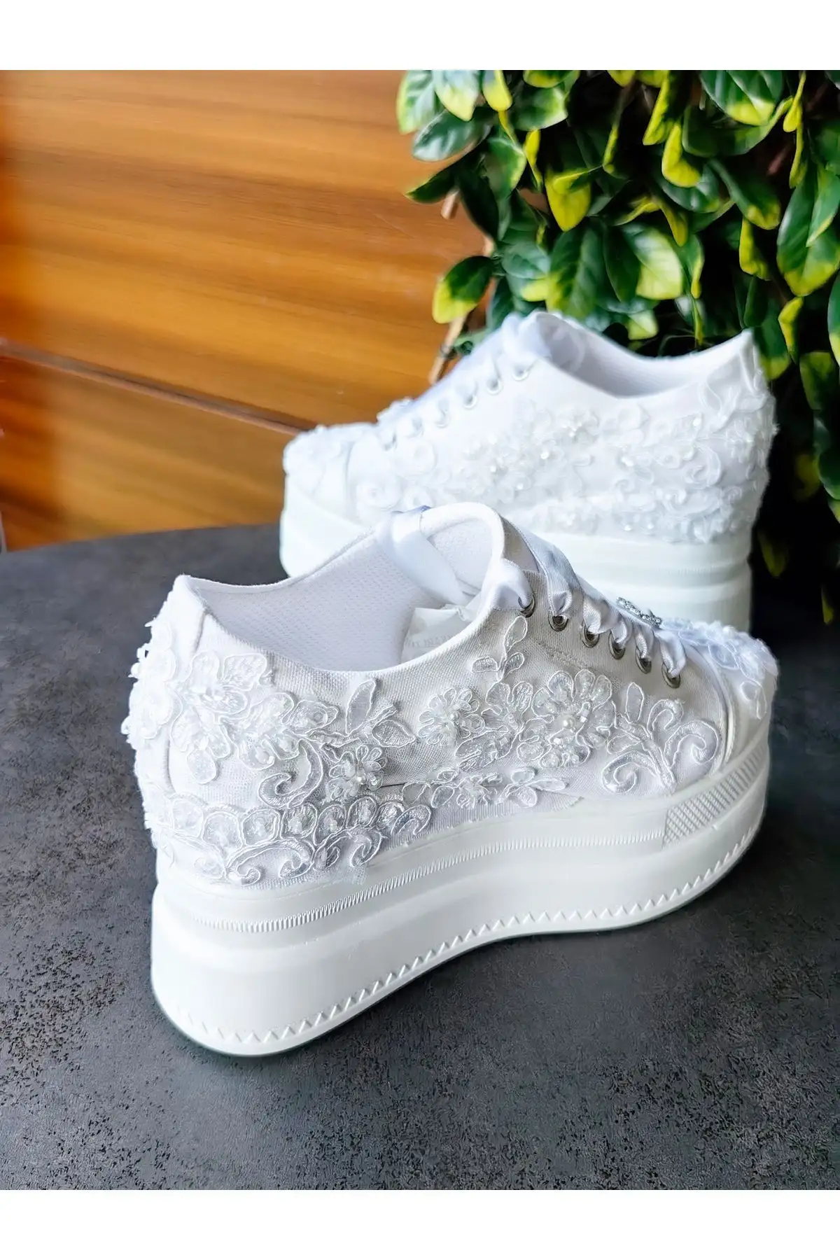 کفش پاشنه بلند زنانه  عروسی با اپلیک طلا برای عروس، سفید، شیک، راحت و با   - 6303 کفش پاشنه بلند زنانه عروسی با اپلیک طلا برای عروس، سفید، شیک، راحت و با - 6303