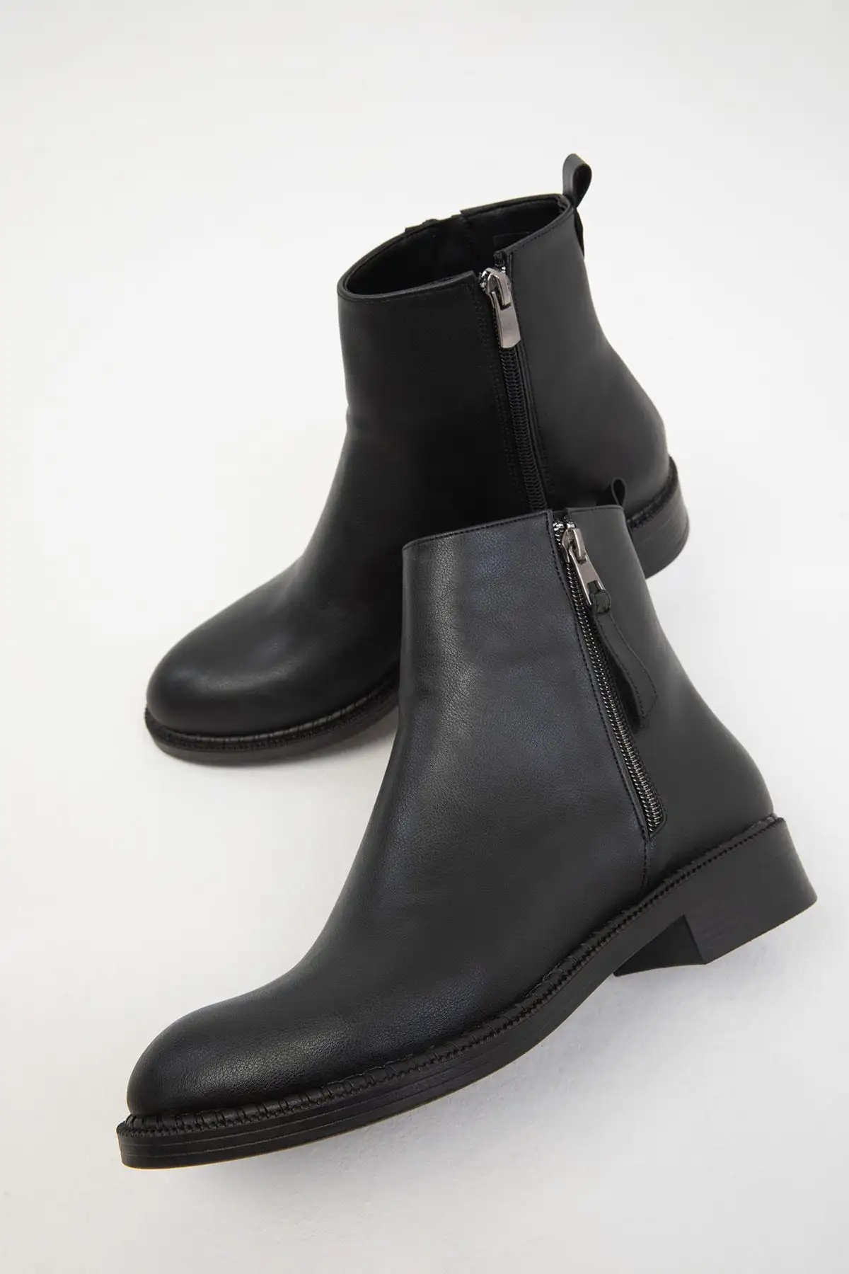 بوت و نیم بوت زنانه   ی  سیاه 19778 - 6702 بوت و نیم بوت زنانه ی سیاه 19778 - 6702