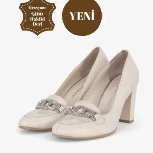 کفش مجلسی زنانه کلاسیک چرم اصل اکرو-کرم با طراحی ظریف و شیک، نرم و راحت با پاشنه ۷.۵ سانتی‌متر ضخیم - 5702