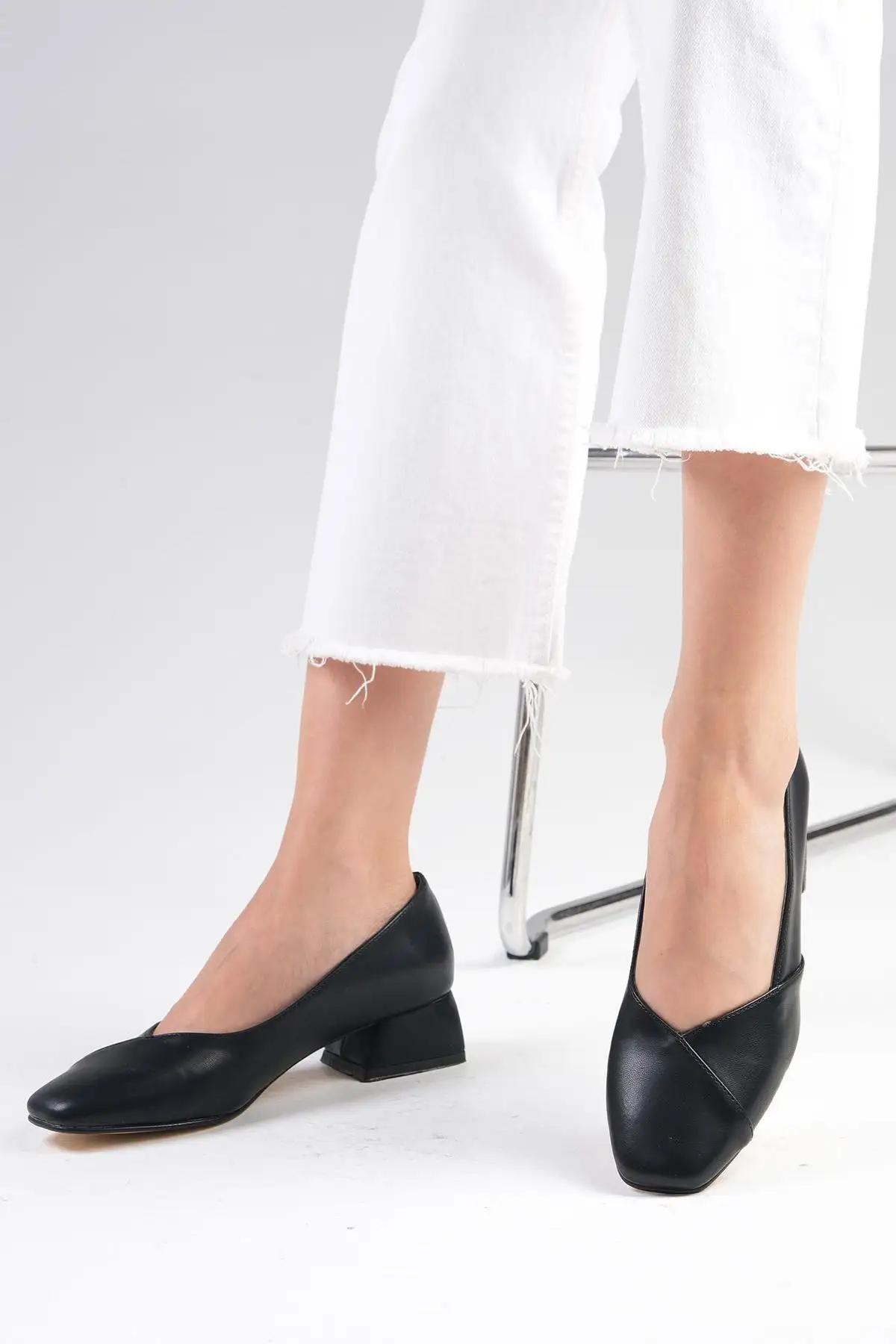 کفش پاشنه بلند زنانه   کوتاه پاشنه با نوک گرد Addison به رنگ سیاه - 6326 کفش پاشنه بلند زنانه کوتاه پاشنه با نوک گرد Addison به رنگ سیاه - 6326