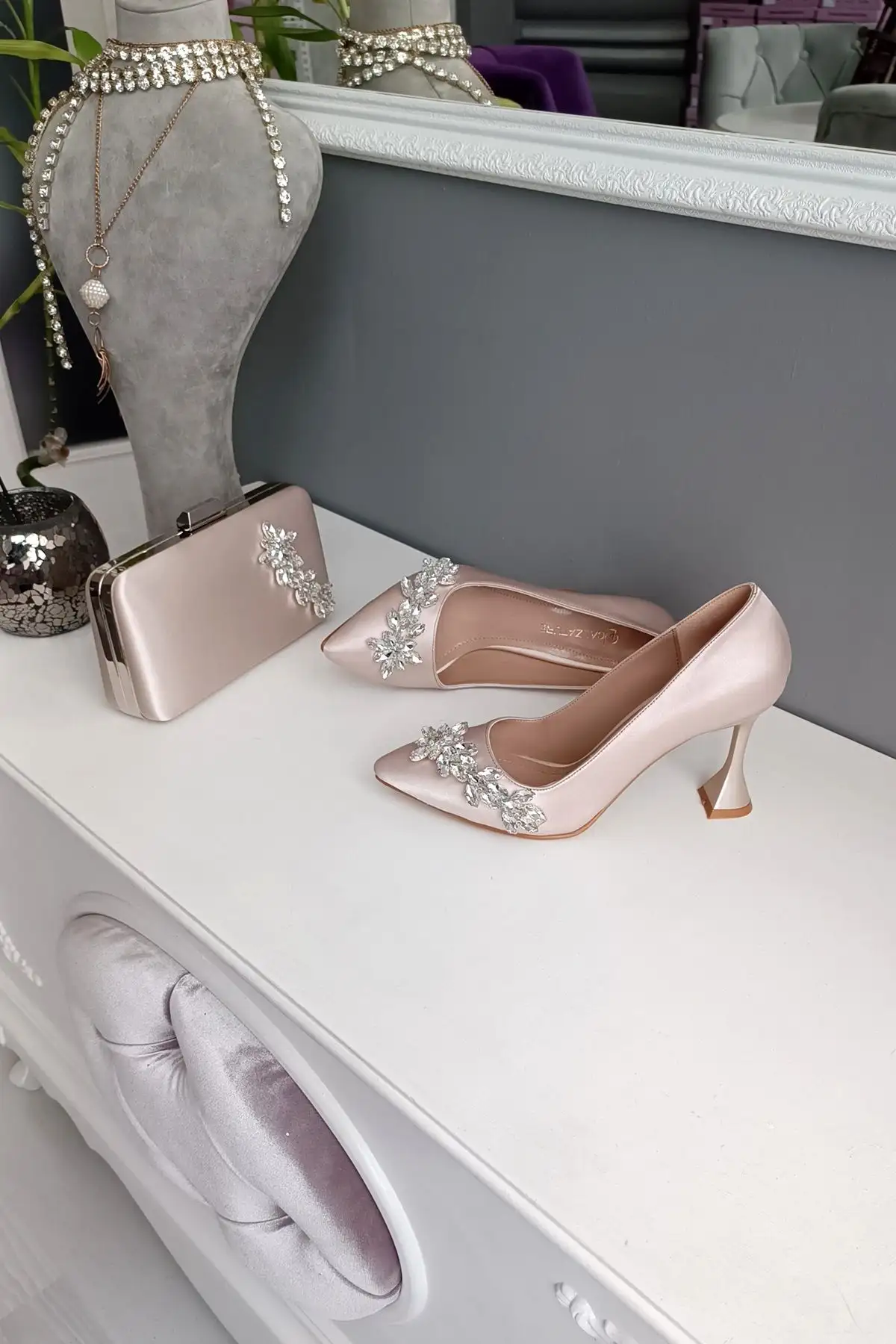 کفش مجلسی زنانه ست کیف و   با طراحی ترکیبی، شامل  پاشنه ۹ سانتیمتری با رویه شیشهای و با سنگهای ستارهای در رنگ شامپاینی. - 5683 کفش مجلسی زنانه ست کیف و با طراحی ترکیبی، شامل پاشنه ۹ سانتیمتری با رویه شیشهای و با سنگهای ستارهای در رنگ شامپاینی. - 5683