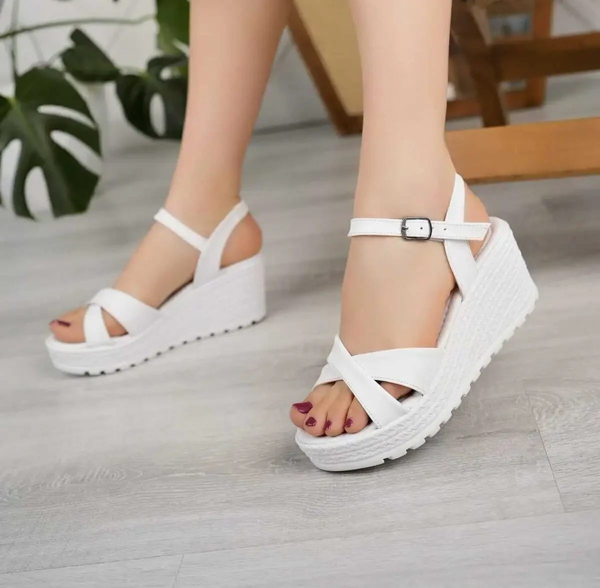 کفش صندل زنانه تابستانی پاشنهدار و سبک اورتپدیک با بندهای ضربدری سفید - 6408 کفش صندل زنانه تابستانی پاشنهدار و سبک اورتپدیک با بندهای ضربدری سفید - 6408