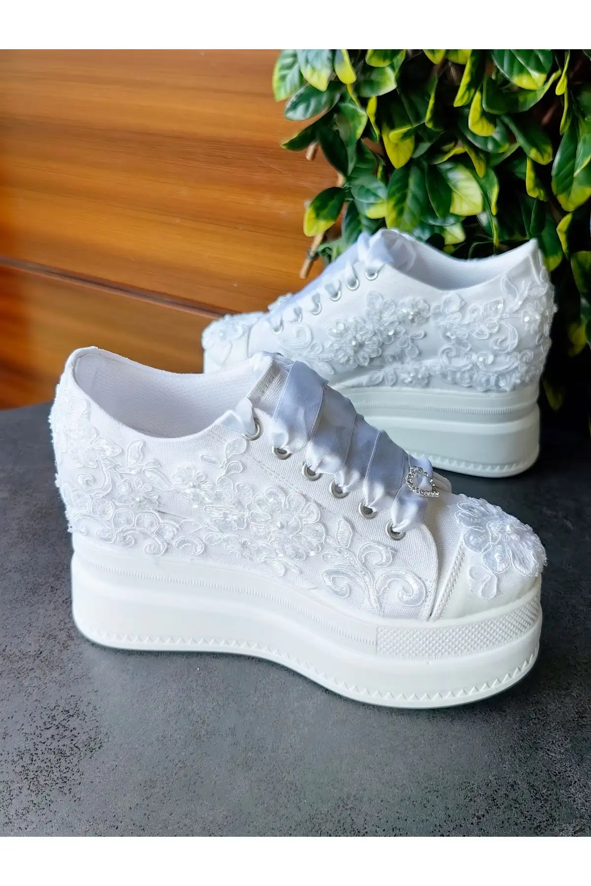 کفش پاشنه بلند زنانه  عروسی با اپلیک طلا برای عروس، سفید، شیک، راحت و با   - 6303 کفش پاشنه بلند زنانه عروسی با اپلیک طلا برای عروس، سفید، شیک، راحت و با - 6303