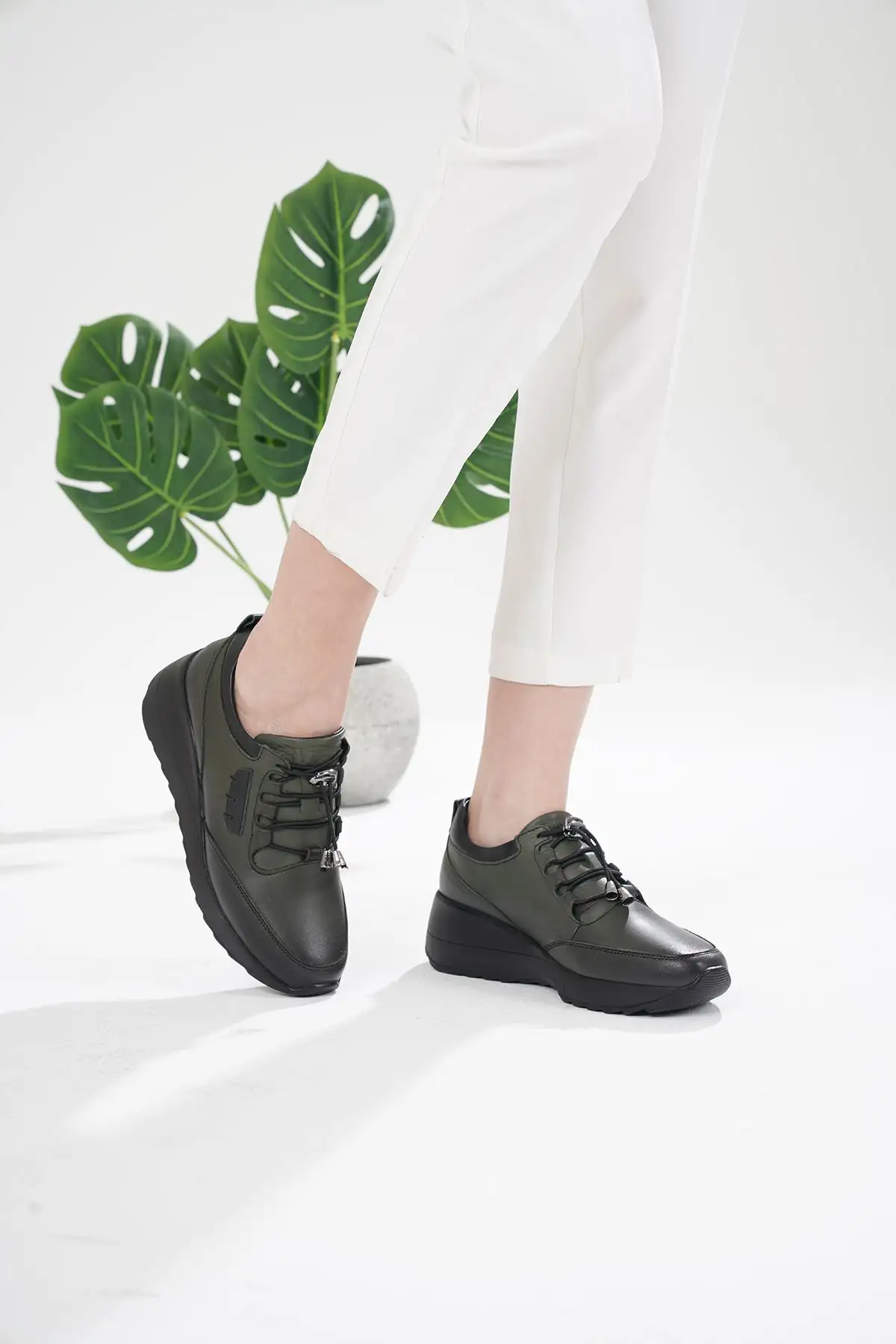 کفش ورزشی روزمره  زنانه چرمی میرا اورتوپدیک مناسب برای پاشنهدرد - 5549 کفش ورزشی روزمره زنانه چرمی میرا اورتوپدیک مناسب برای پاشنهدرد - 5549