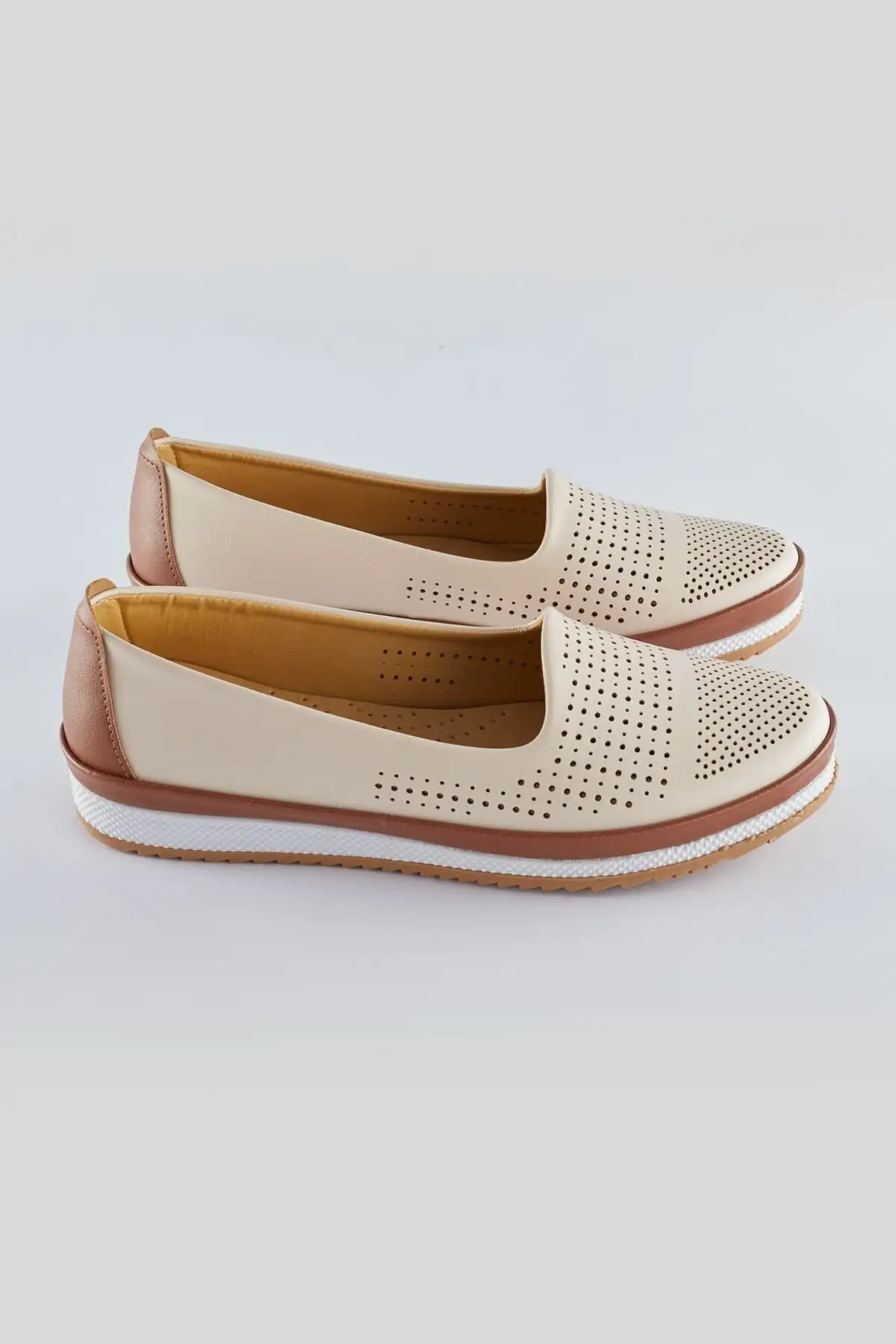 کفش ورزشی روزمره بابت تابستانی با کفی نرم و تمام اورتوپدیک رنگ بژ، بابت کلاسیک، و بابت مناسب مادران. - 6621 کفش ورزشی روزمره بابت تابستانی با کفی نرم و تمام اورتوپدیک رنگ بژ، بابت کلاسیک، و بابت مناسب مادران. - 6621