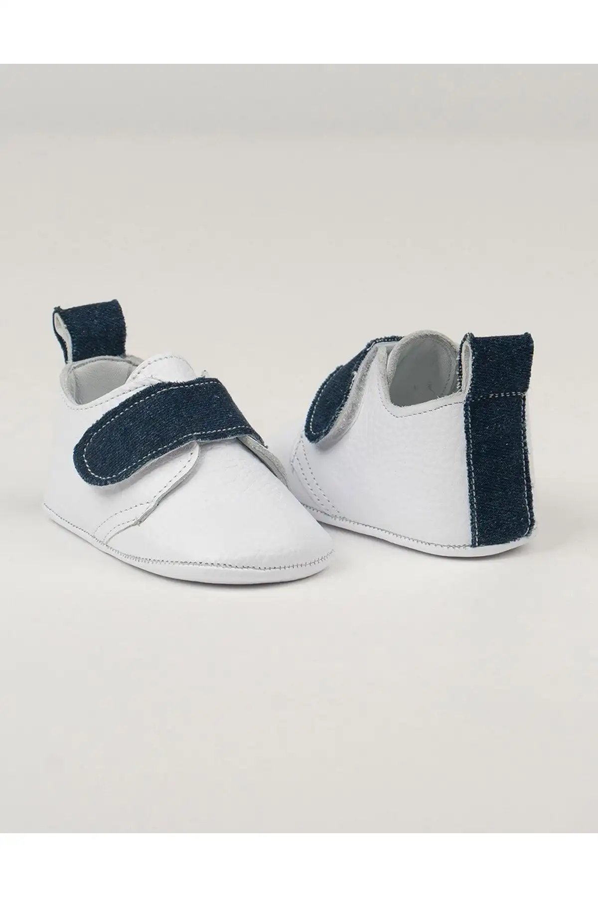 کفش نوزاد پسر  بچگانه با جزئیات جین و چرم مات سفید - 7145 کفش نوزاد پسر بچگانه با جزئیات جین و چرم مات سفید - 7145