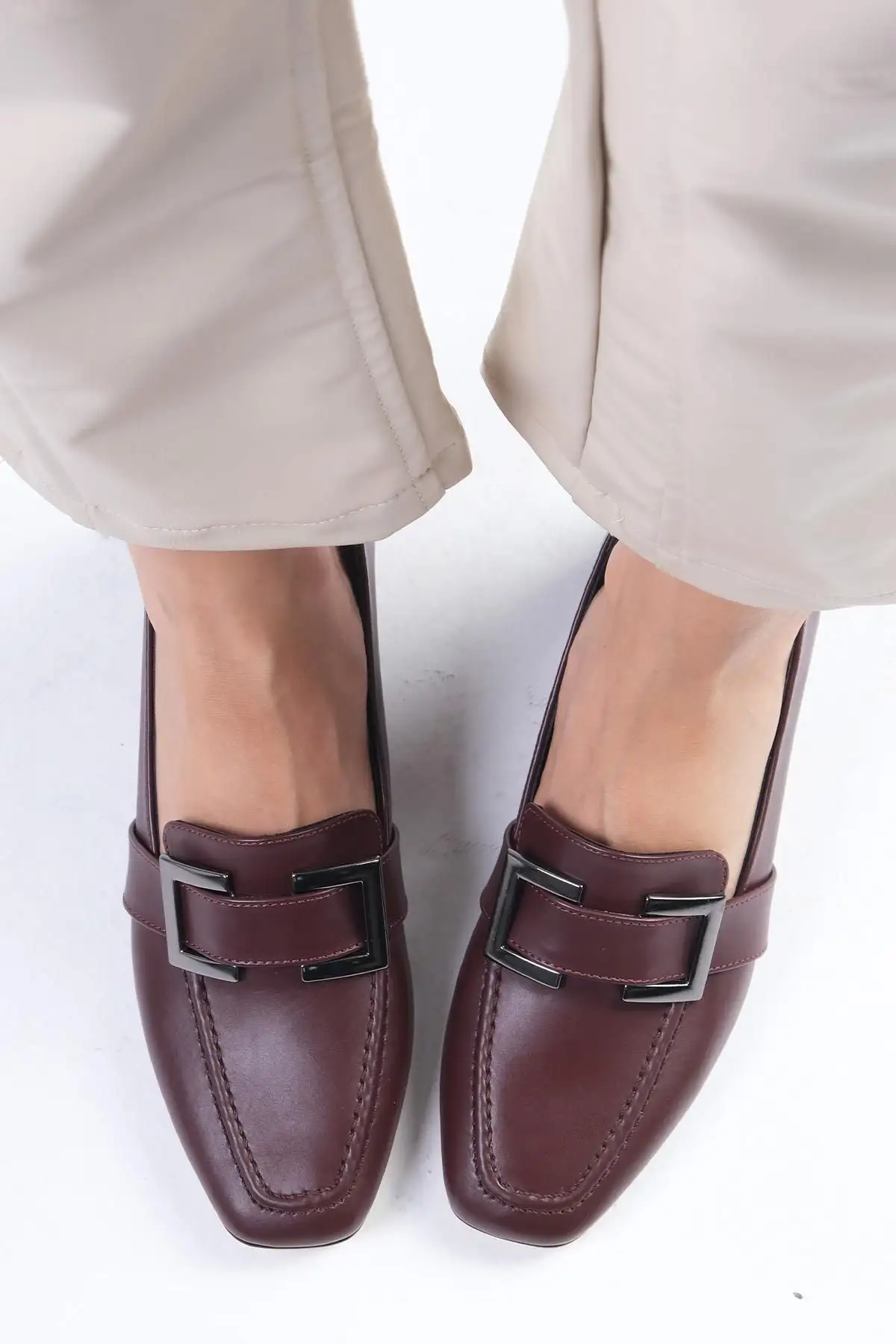 کفش اداری زنانه  پاشنه کوتاه  با نوک گرد و لوازم جانبی بند رنگی بتی بوردو - 6260 کفش اداری زنانه پاشنه کوتاه با نوک گرد و لوازم جانبی بند رنگی بتی بوردو - 6260