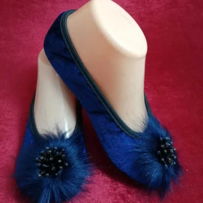 کفش مجلسی زنانه پاپوش خانگی پتیک رنگ سرمه‌ای با خز و سنگ‌های تزئینی، دارای زیره ضد لغزش از مخمل سرمه‌ای. - 6235