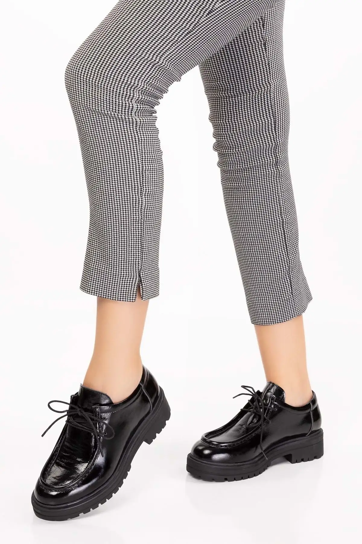 کفش اداری زنانه  آکسفورد سبک با زیره ضخیم از چرم طبیعی مدل 2420 رنگ مشکی لاکی - 6773 کفش اداری زنانه آکسفورد سبک با زیره ضخیم از چرم طبیعی مدل 2420 رنگ مشکی لاکی - 6773