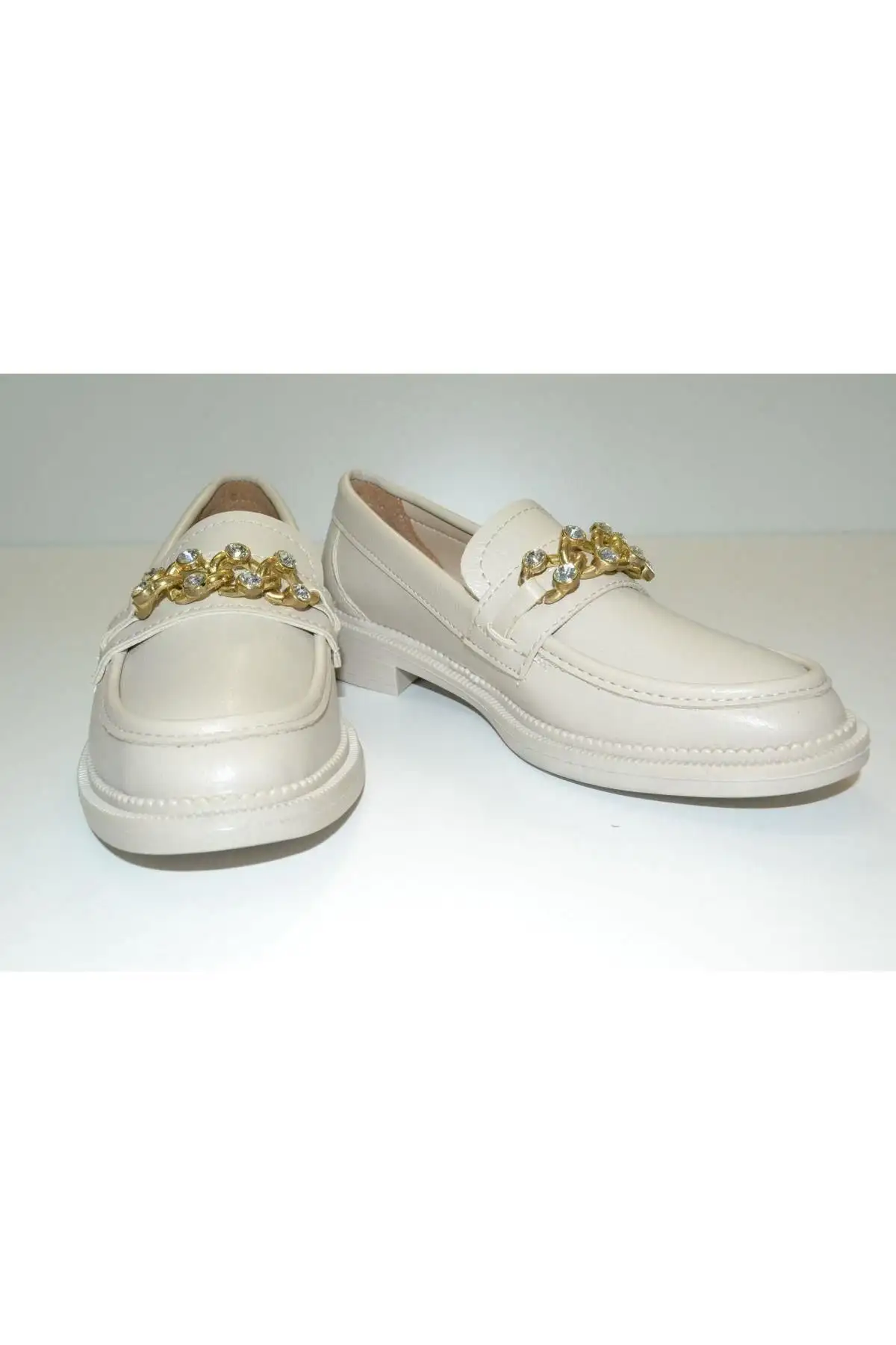 کفش اداری زنانه  راحتی  با جزئیات زنجیری، مناسب برای کار، روزمره و ، با نوک گرد و رنگ کرم. - 6781 کفش اداری زنانه راحتی با جزئیات زنجیری، مناسب برای کار، روزمره و ، با نوک گرد و رنگ کرم. - 6781