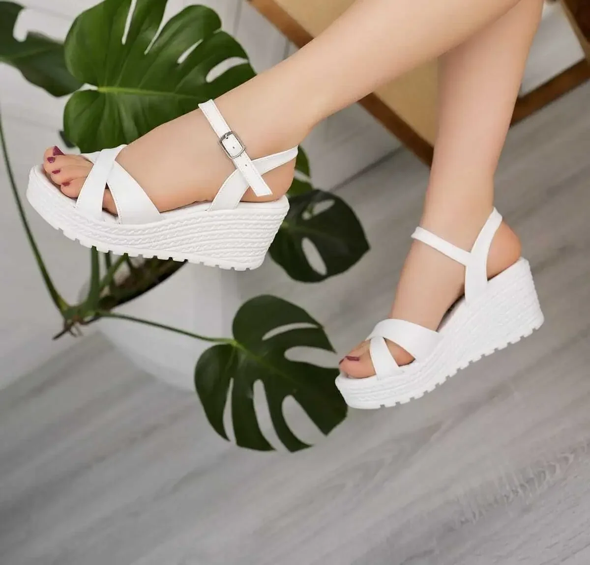 کفش صندل زنانه تابستانی پاشنهدار و سبک اورتپدیک با بندهای ضربدری سفید - 6408 کفش صندل زنانه تابستانی پاشنهدار و سبک اورتپدیک با بندهای ضربدری سفید - 6408
