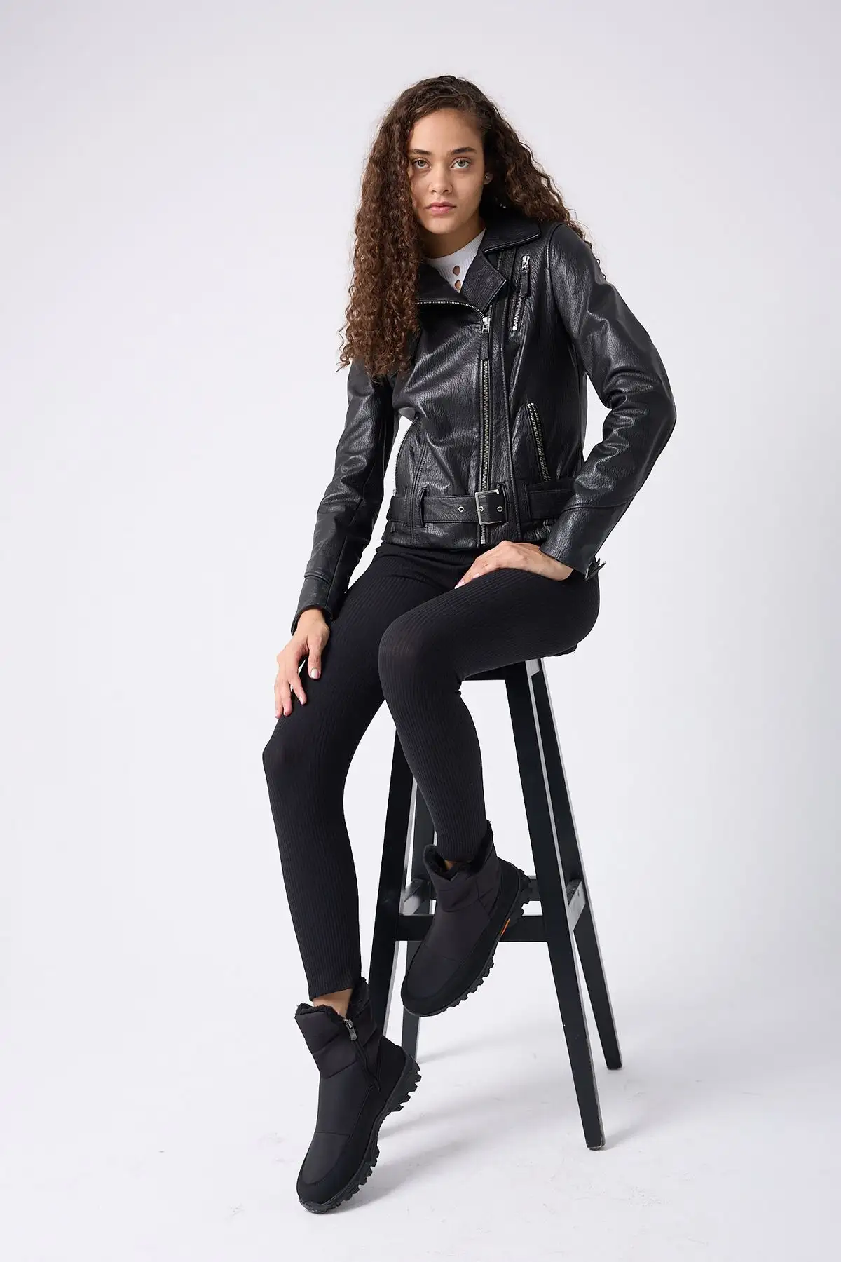 کفش مجلسی زنانه بوت  جدید مدل مشکی با زیپ، دارای کفی ارتوپدیک، ضد لغزش و ضد آب با راحتی انعطافپذیر. - 5680 کفش مجلسی زنانه بوت جدید مدل مشکی با زیپ، دارای کفی ارتوپدیک، ضد لغزش و ضد آب با راحتی انعطافپذیر. - 5680