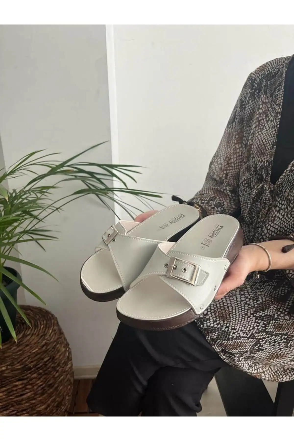 کفش راحتی خانه دمپایی زنانه با کفی آناتومیک طبی و کلاسیک، مدل تکبند، مناسب برای مادران و به عنوان دمپایی خیابانی. - 7006 کفش راحتی خانه دمپایی زنانه با کفی آناتومیک طبی و کلاسیک، مدل تکبند، مناسب برای مادران و به عنوان دمپایی خیابانی. - 7006