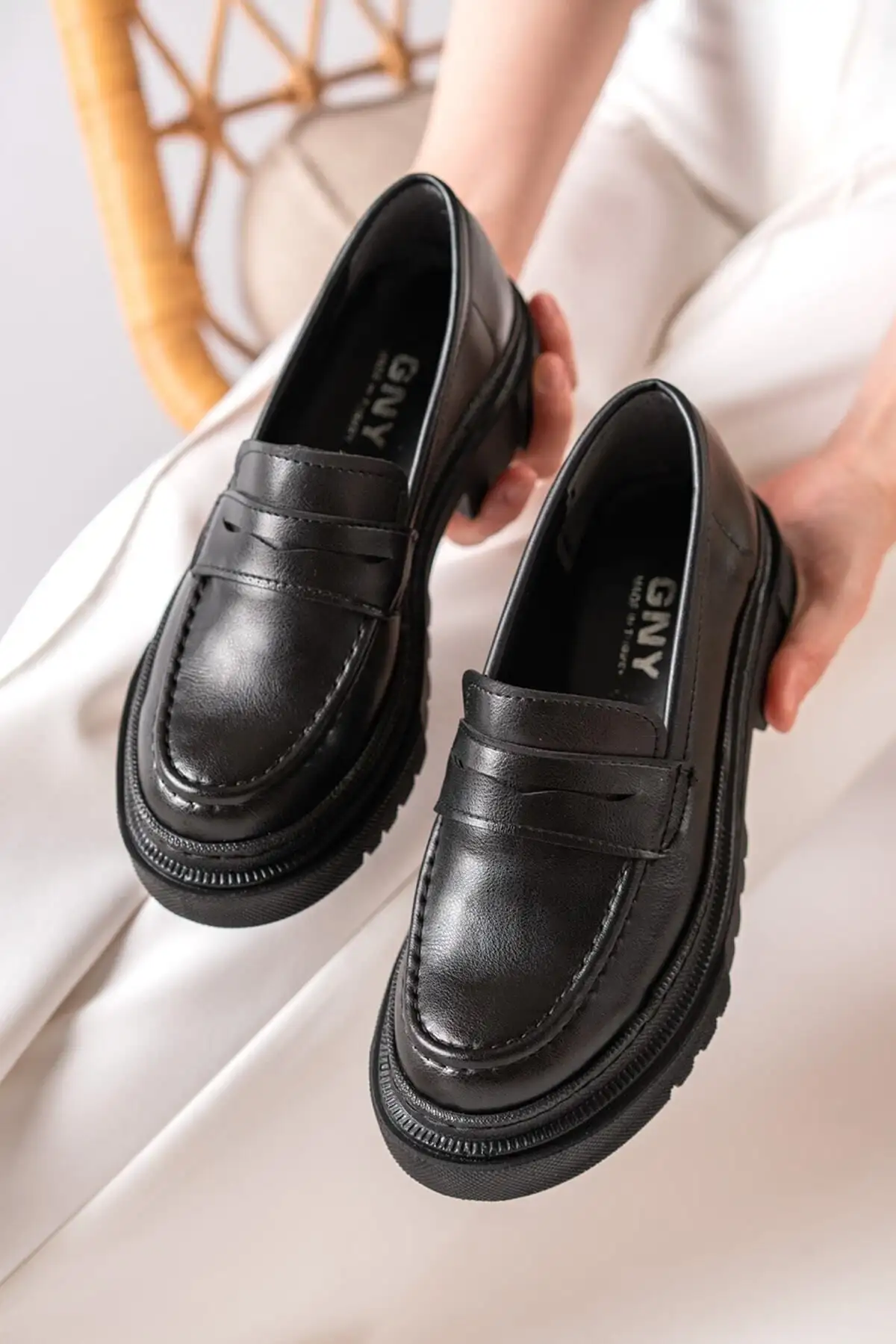 کفش ورزشی روزمره  مکوسن زنانه با کفی ضخیم مشکی - 6635 کفش ورزشی روزمره مکوسن زنانه با کفی ضخیم مشکی - 6635