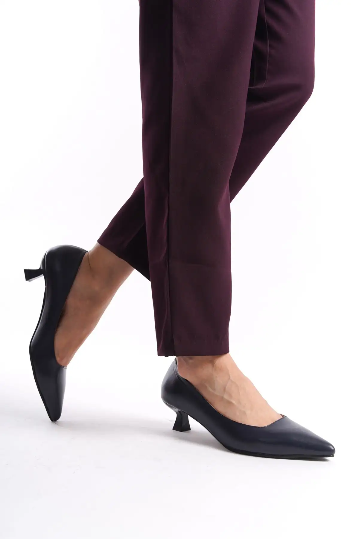 کفش اداری زنانه  پاشنه بلند  چرم اصل به رنگ سرمهای مدل Trc-63817 - 6265 کفش اداری زنانه پاشنه بلند چرم اصل به رنگ سرمهای مدل Trc-63817 - 6265