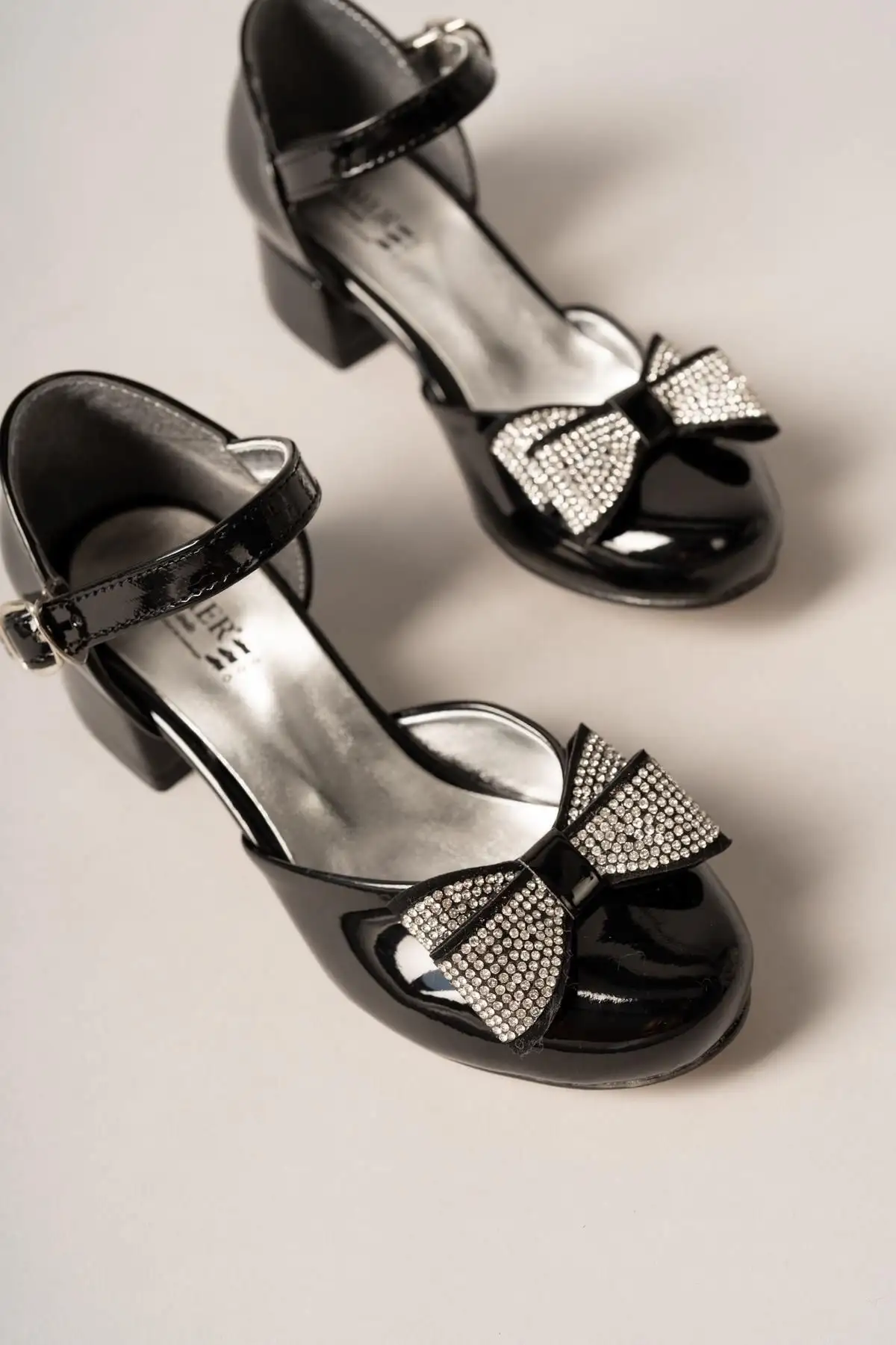 کفش دخترانه با پاپیون و سنگ‌های تزئینی - 5841