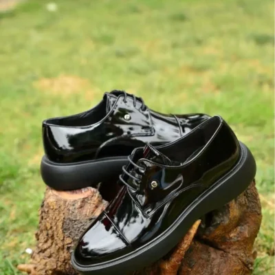 کفش رسمی مردانه کتانی و کت و شلوار مشکی براق با سبک نوآورانه، شیک‌بودن و راحتی را به طور همزمان ارائه می‌دهد. - 6370