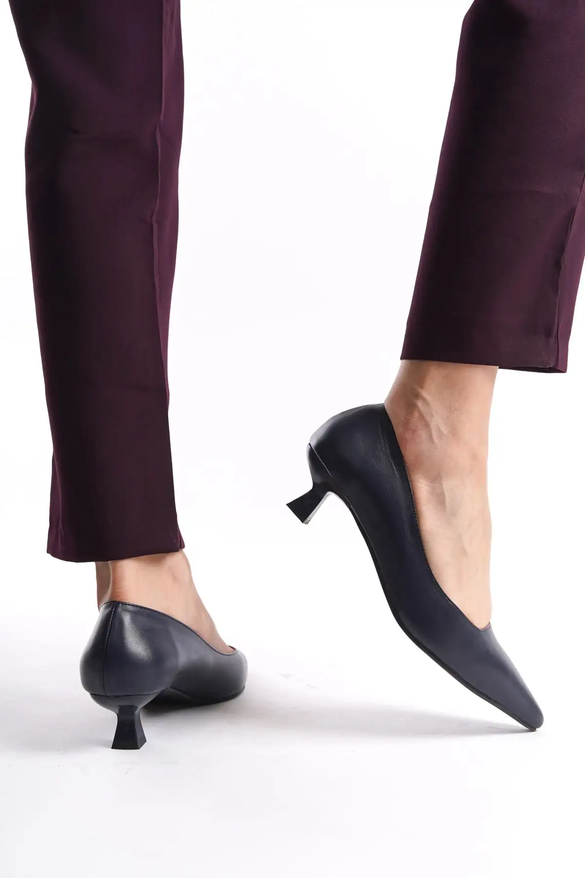 کفش اداری زنانه  پاشنه بلند  چرم اصل به رنگ سرمهای مدل Trc-63817 - 6265 کفش اداری زنانه پاشنه بلند چرم اصل به رنگ سرمهای مدل Trc-63817 - 6265