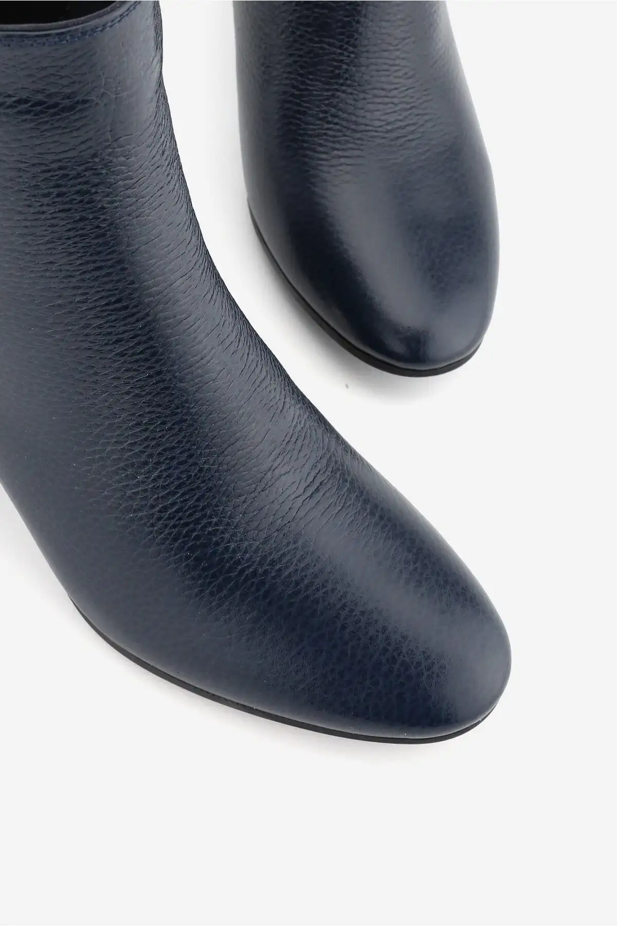 بوت و نیم بوت زنانه کفش چکمهای ساقدار با پاشنه کلفت از جنس چرم اقعی، به رنگ سرمهای، سایز ۳۶-۴۱ - 6692 بوت و نیم بوت زنانه کفش چکمهای ساقدار با پاشنه کلفت از جنس چرم اقعی، به رنگ سرمهای، سایز ۳۶-۴۱ - 6692