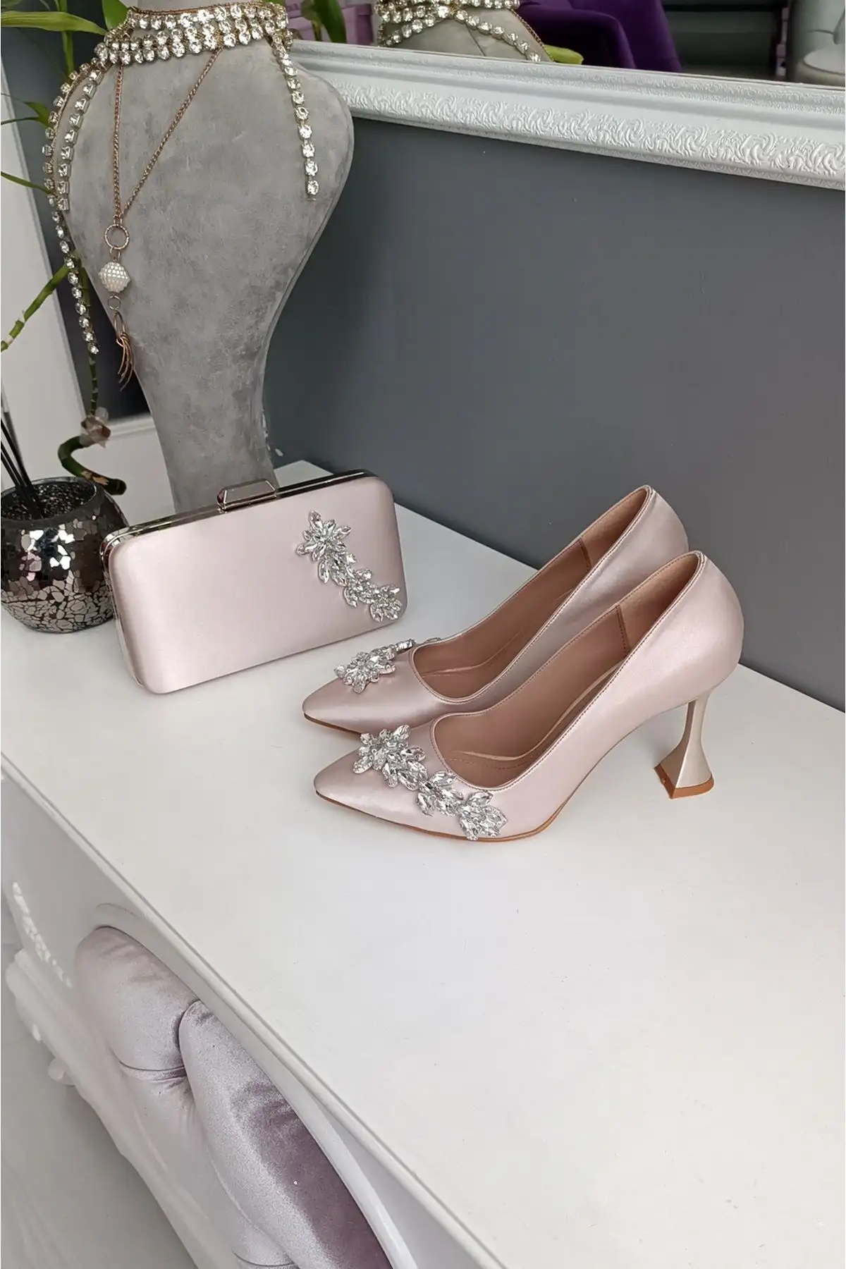 کفش مجلسی زنانه ست کیف و   با طراحی ترکیبی، شامل  پاشنه ۹ سانتیمتری با رویه شیشهای و با سنگهای ستارهای در رنگ شامپاینی. - 5683 کفش مجلسی زنانه ست کیف و با طراحی ترکیبی، شامل پاشنه ۹ سانتیمتری با رویه شیشهای و با سنگهای ستارهای در رنگ شامپاینی. - 5683