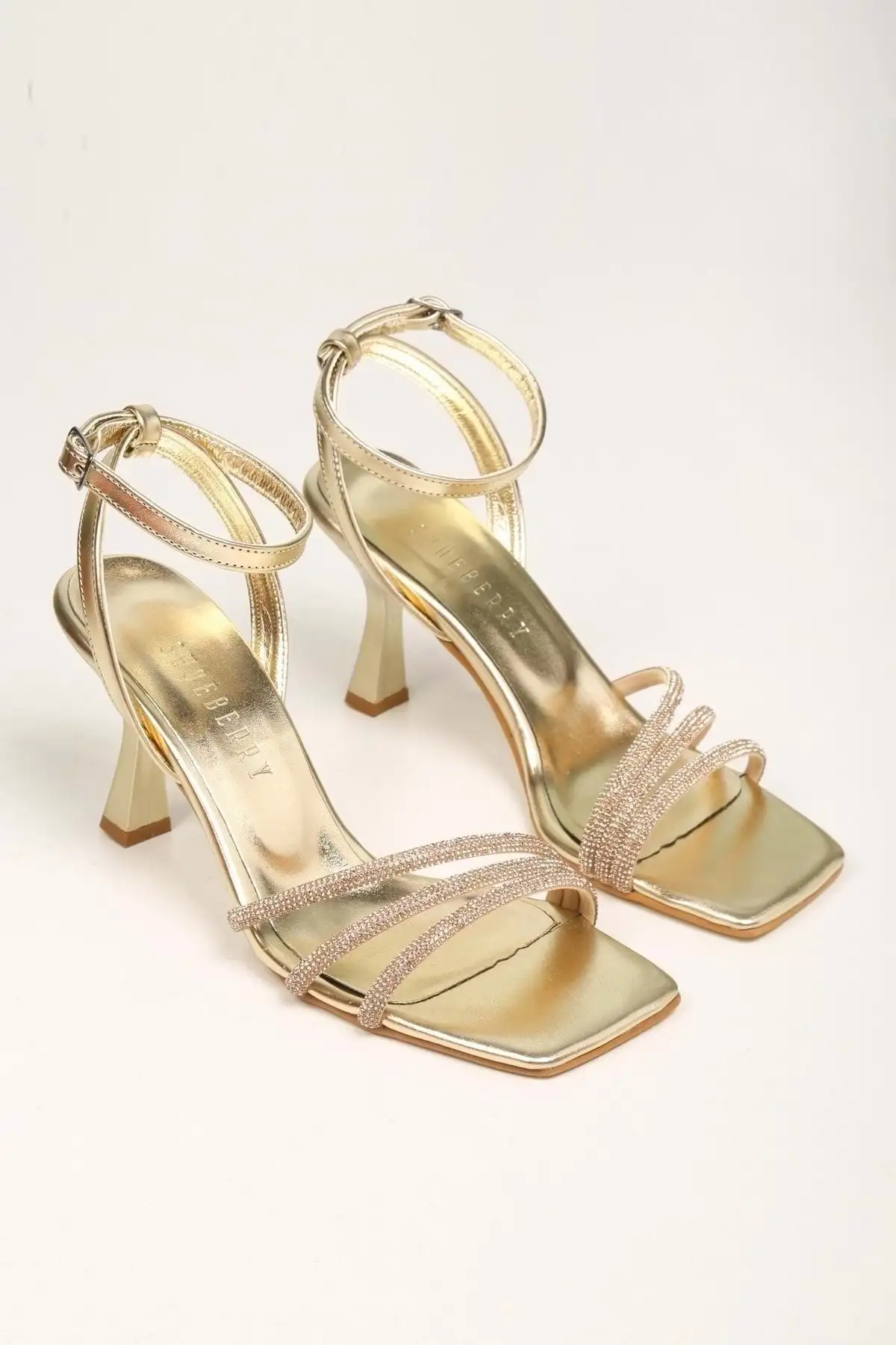 کفش مجلسی زنانه پاشنهدار کادین رو با جزئیات طلایی فلزی و سنگی - 6749 کفش مجلسی زنانه پاشنهدار کادین رو با جزئیات طلایی فلزی و سنگی - 6749