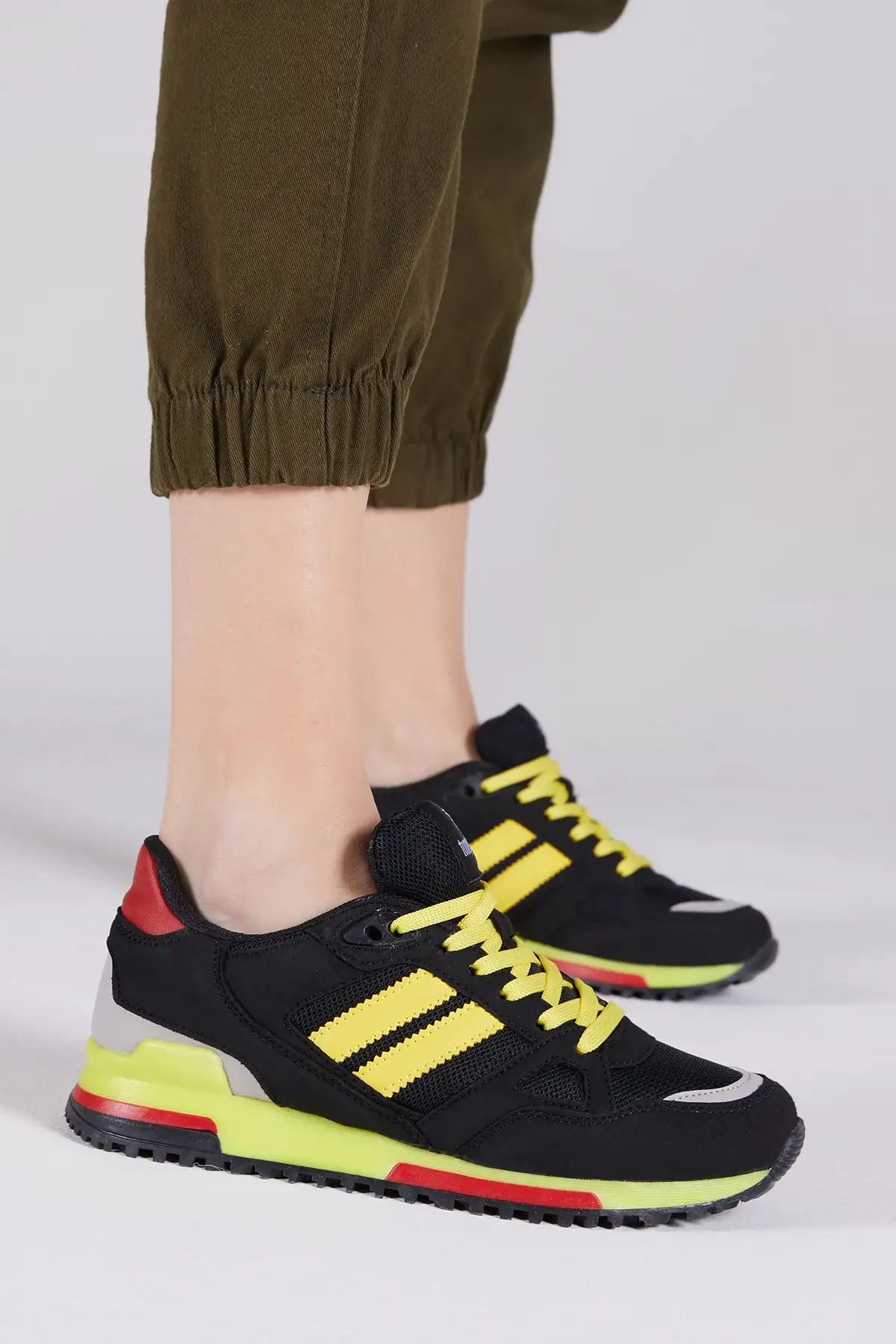 کفش پسرانه  ورزشی مشکی و زرد یونیسکس Tb282 - 5774 کفش پسرانه ورزشی مشکی و زرد یونیسکس Tb282 - 5774