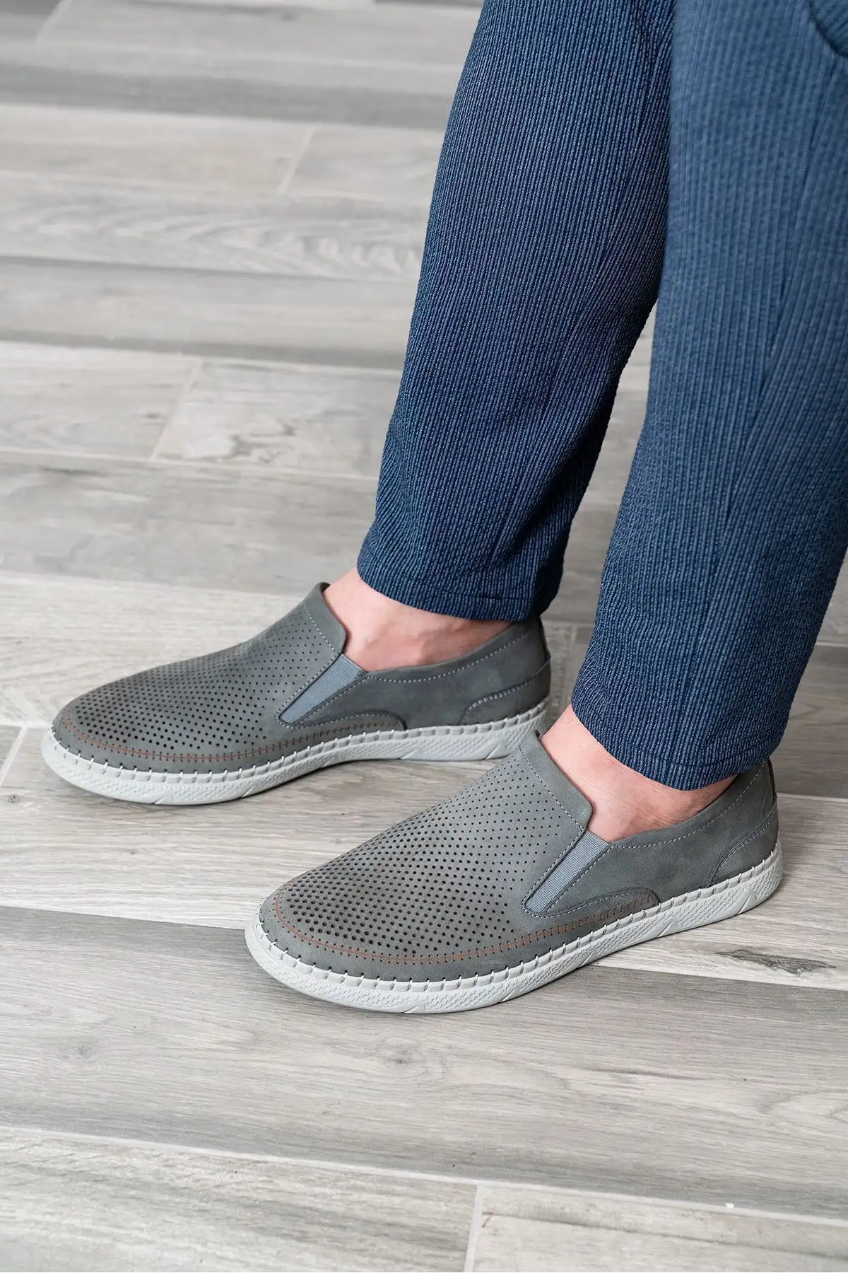 کفش ورزشی روزمره 1.  مردانه طبیعی چرم
2.
3.  تابستانی
4.  لوفر نبوک خاکستری - 5531 کفش ورزشی روزمره 1. مردانه طبیعی چرم 2. 3. تابستانی 4. لوفر نبوک خاکستری - 5531