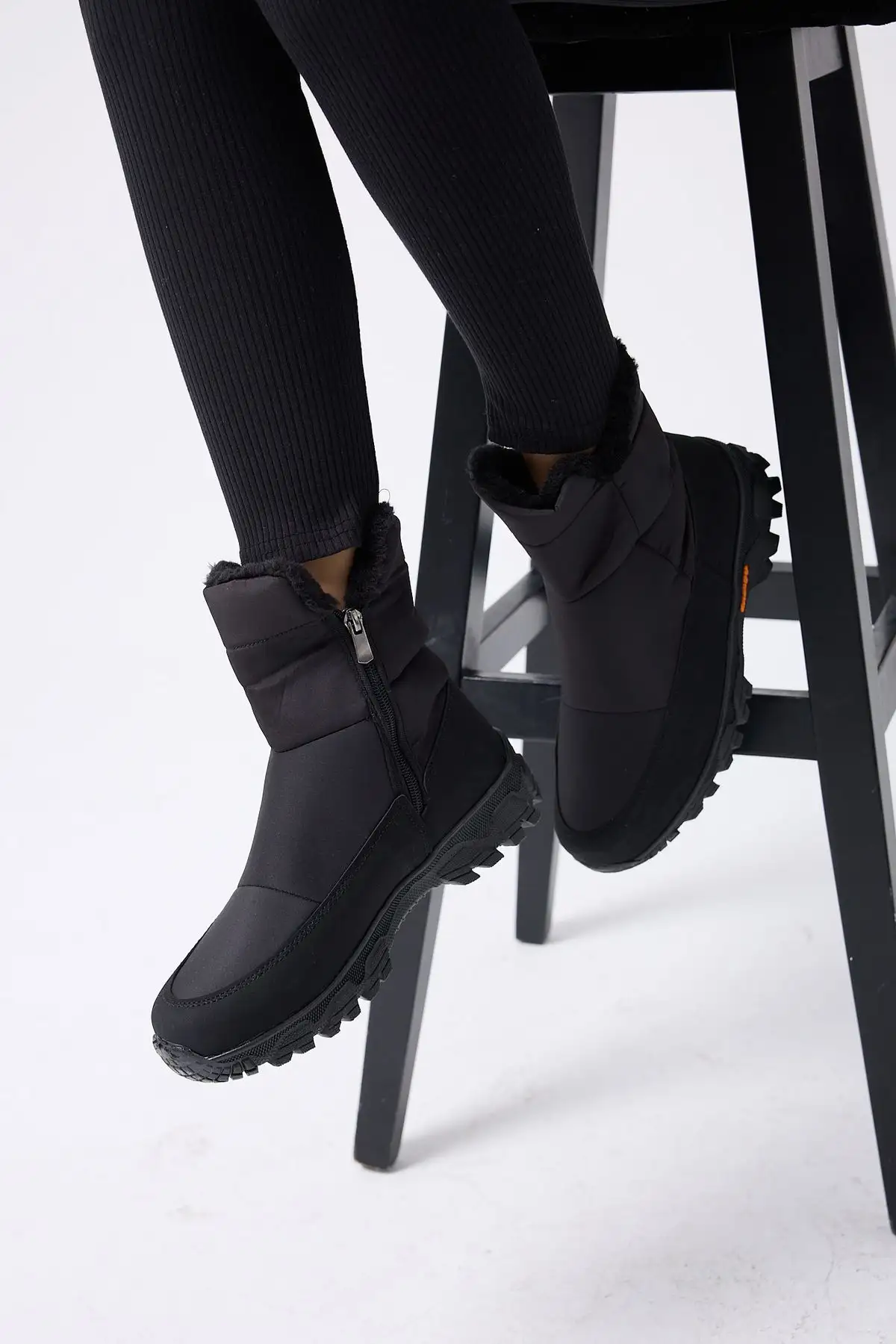 کفش مجلسی زنانه بوت  جدید مدل مشکی با زیپ، دارای کفی ارتوپدیک، ضد لغزش و ضد آب با راحتی انعطافپذیر. - 5680 کفش مجلسی زنانه بوت جدید مدل مشکی با زیپ، دارای کفی ارتوپدیک، ضد لغزش و ضد آب با راحتی انعطافپذیر. - 5680