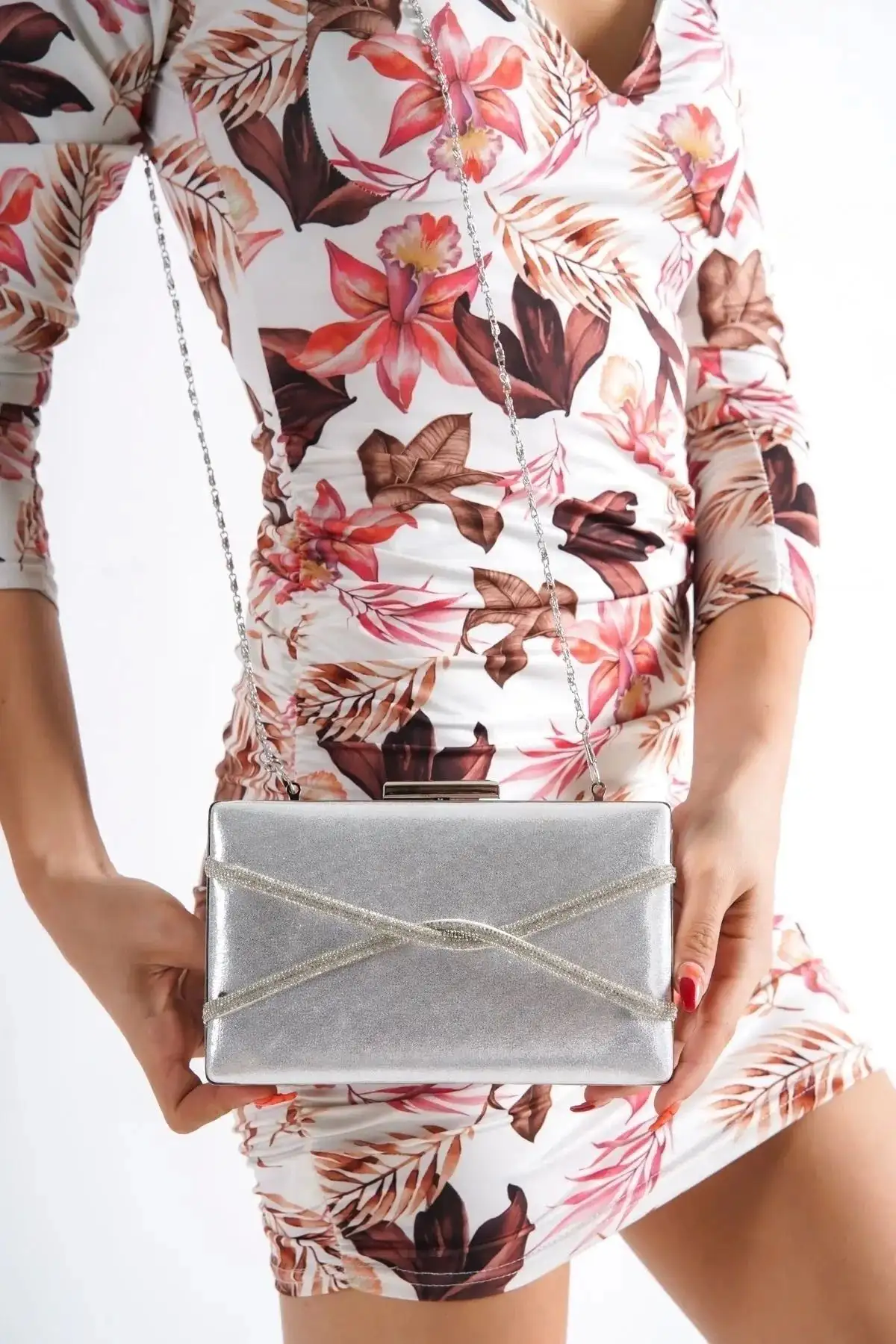 کفش مجلسی زنانه بسته و کیف با بند دور مچ و پاپیون با سنگهای تزئینی - 5695 کفش مجلسی زنانه بسته و کیف با بند دور مچ و پاپیون با سنگهای تزئینی - 5695