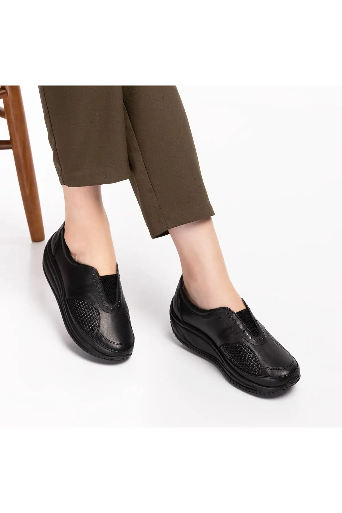 کفش ورزشی روزمره  زنانه اورتپدیک چرم میرا مناسب برای پاشنههای دردناک و برآمدگیهای استخوانی - 5539 کفش ورزشی روزمره زنانه اورتپدیک چرم میرا مناسب برای پاشنههای دردناک و برآمدگیهای استخوانی - 5539