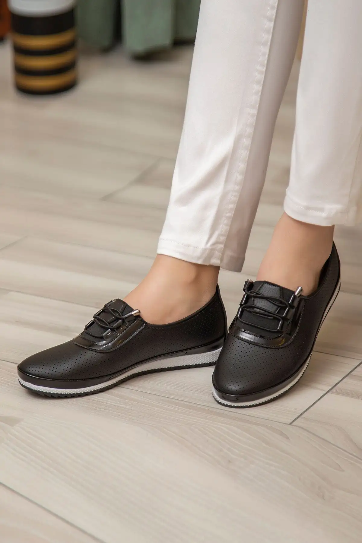 کفش ورزشی روزمره  راحتی زنانه چرم سوراخدار با بند نرم اورتوپدیک  - 6630 کفش ورزشی روزمره راحتی زنانه چرم سوراخدار با بند نرم اورتوپدیک - 6630