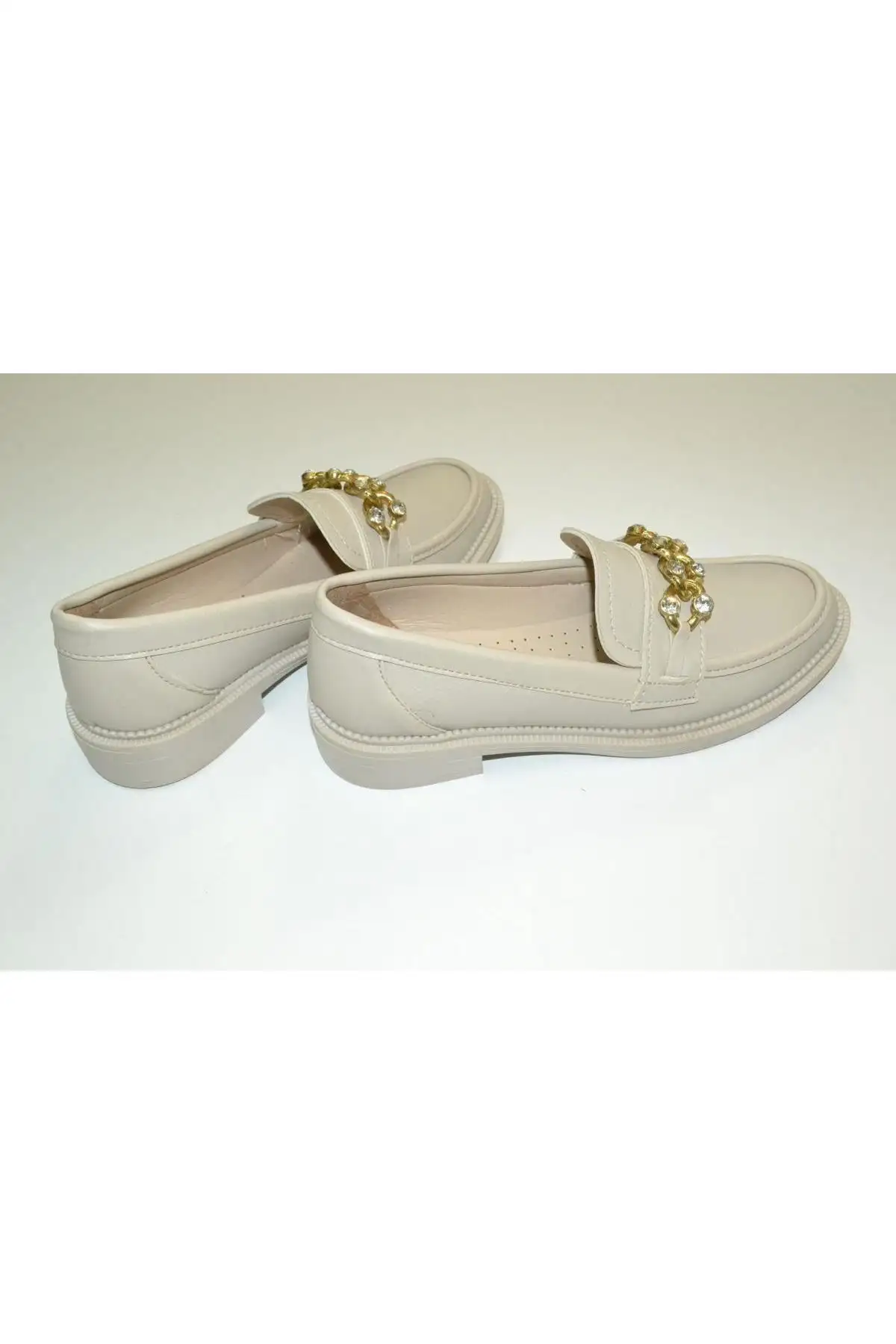 کفش اداری زنانه  راحتی  با جزئیات زنجیری، مناسب برای کار، روزمره و ، با نوک گرد و رنگ کرم. - 6781 کفش اداری زنانه راحتی با جزئیات زنجیری، مناسب برای کار، روزمره و ، با نوک گرد و رنگ کرم. - 6781