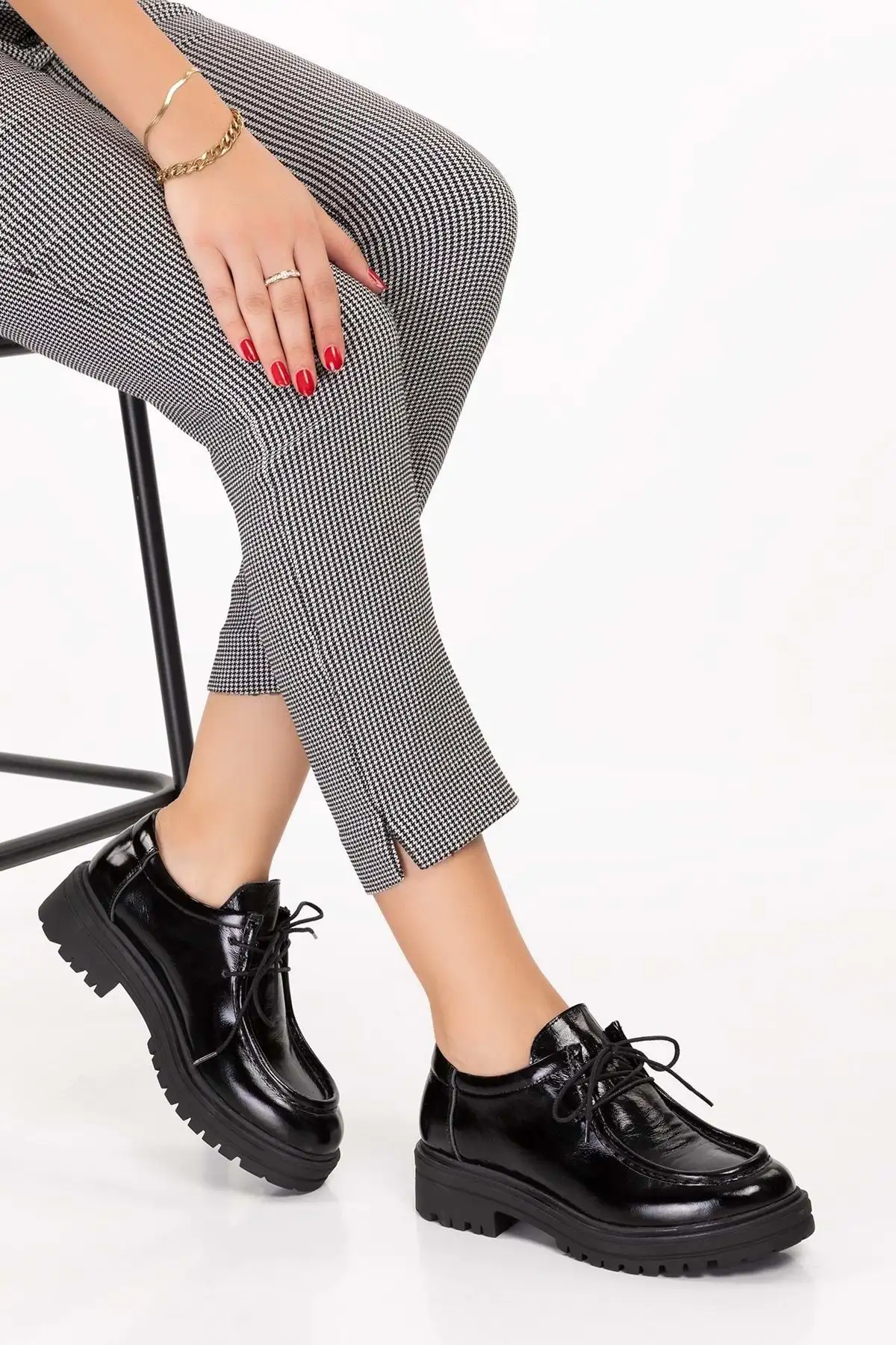 کفش اداری زنانه  آکسفورد سبک با زیره ضخیم از چرم طبیعی مدل 2420 رنگ مشکی لاکی - 6773 کفش اداری زنانه آکسفورد سبک با زیره ضخیم از چرم طبیعی مدل 2420 رنگ مشکی لاکی - 6773