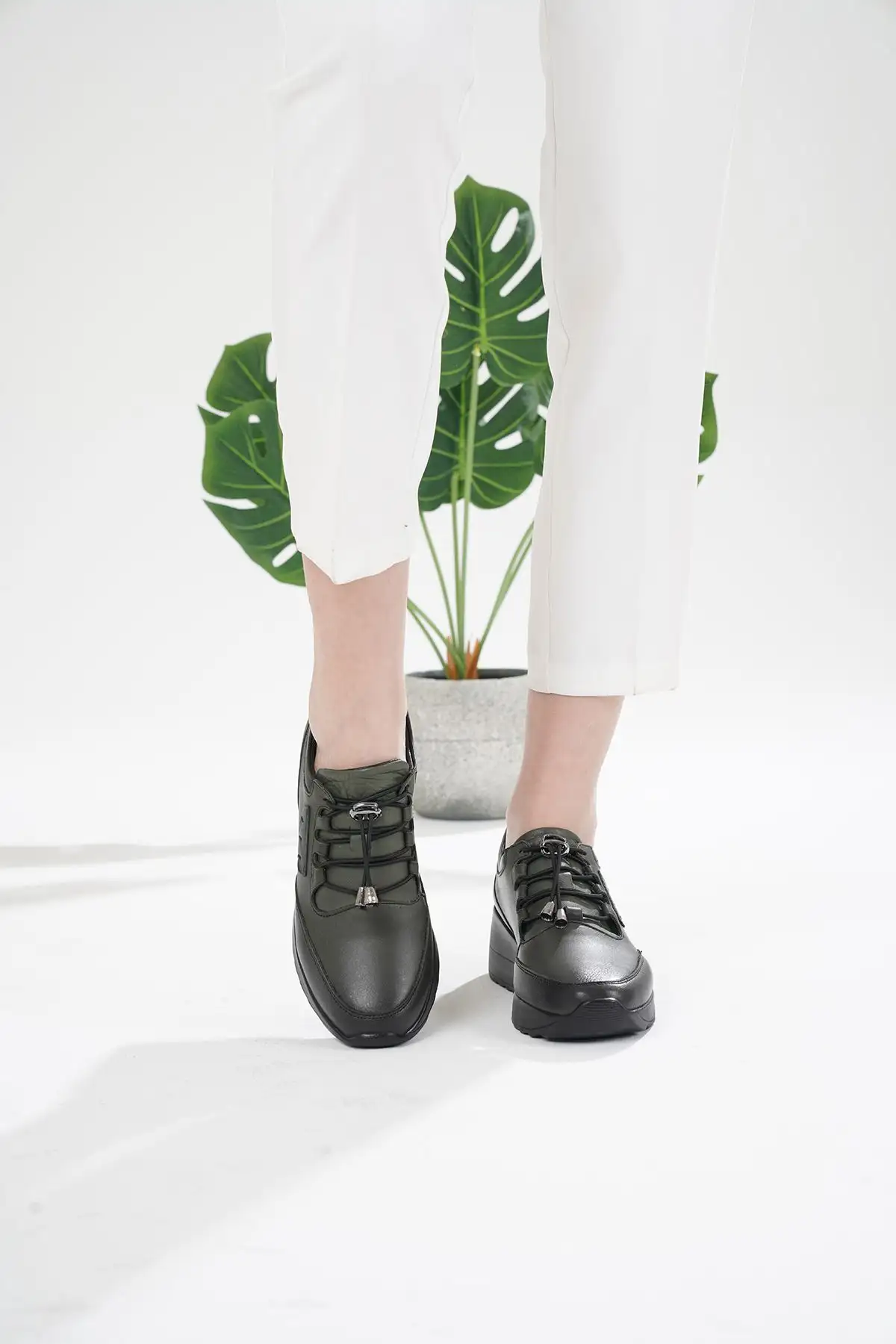 کفش ورزشی روزمره  زنانه چرمی میرا اورتوپدیک مناسب برای پاشنهدرد - 5549 کفش ورزشی روزمره زنانه چرمی میرا اورتوپدیک مناسب برای پاشنهدرد - 5549