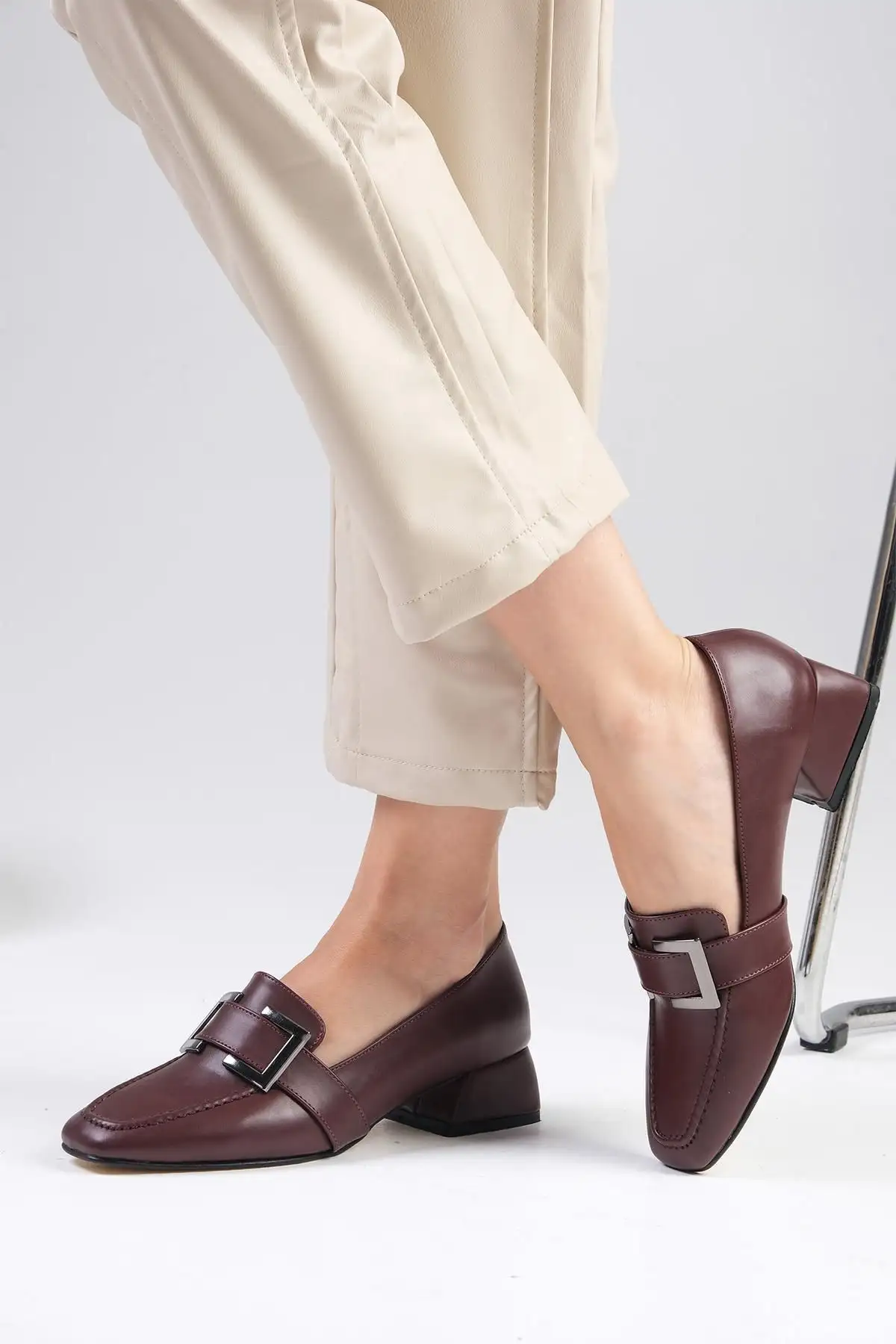 کفش اداری زنانه  پاشنه کوتاه  با نوک گرد و لوازم جانبی بند رنگی بتی بوردو - 6260 کفش اداری زنانه پاشنه کوتاه با نوک گرد و لوازم جانبی بند رنگی بتی بوردو - 6260