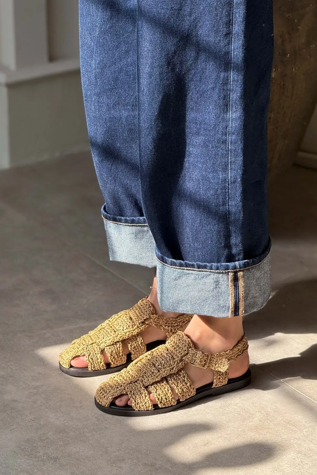 کفش صندل زنانه دمپایی رامونا با جزئیات کمربند بافت دار و کفه صاف - 6416 کفش صندل زنانه دمپایی رامونا با جزئیات کمربند بافت دار و کفه صاف - 6416