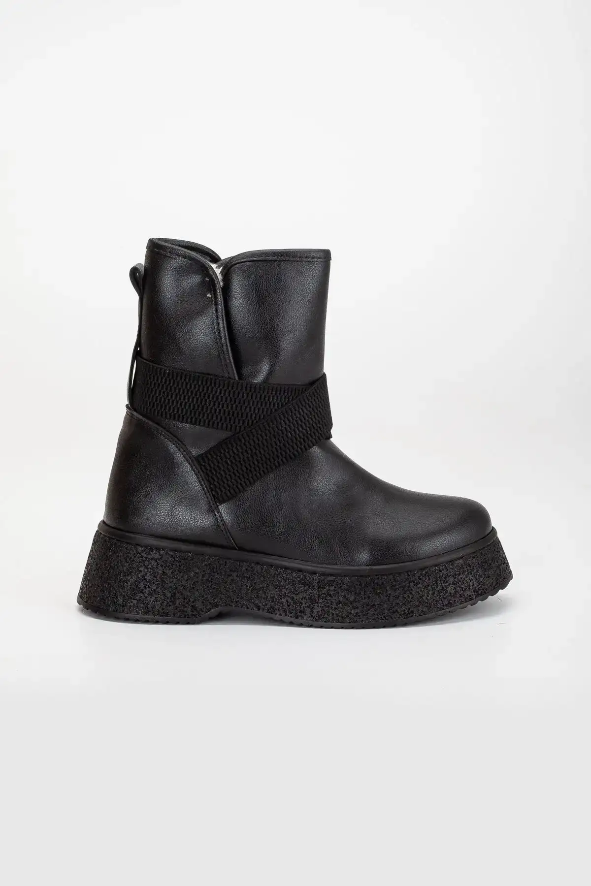 بوت و نیم‌ بوت زنانه زمستانی مشکی با کفی ضخیم کش لاستیکی در ناحیه مچ داخل پشمی شیک اسپرت - 5630