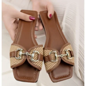 دمپایی روزمره زنانه تزیین شده با بافت حصیری رنگ قهوه‌ای، شیک و مناسب برای استفاده در تابستان، خانه، سواحل و محل کار. - 5720